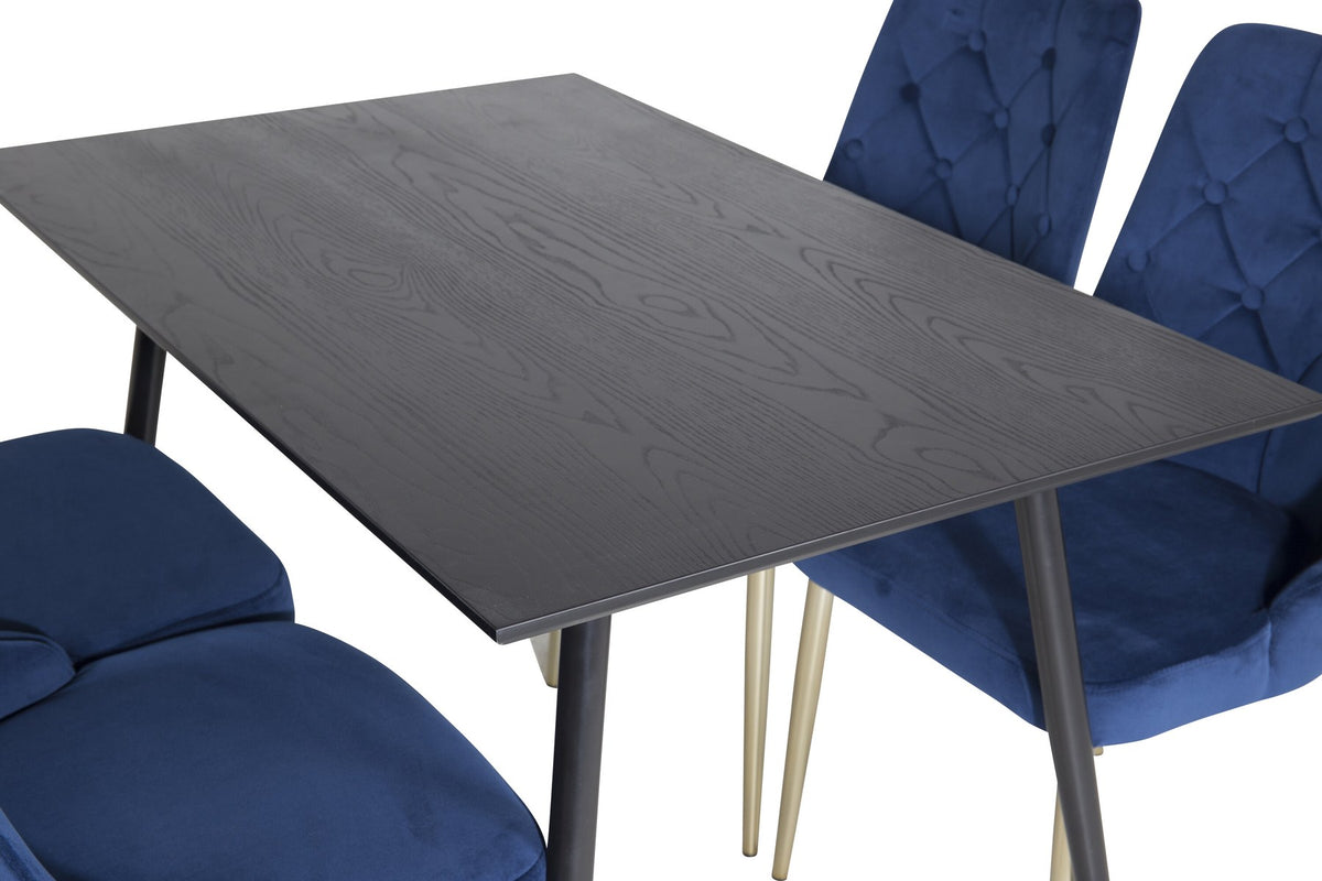 Rechteckiger Esstisch mit schwarzer MDF-Platte und Stahlbeinen, dazu zwei blaue Stühle mit messingfarbener Oberfläche im Esszimmerset.