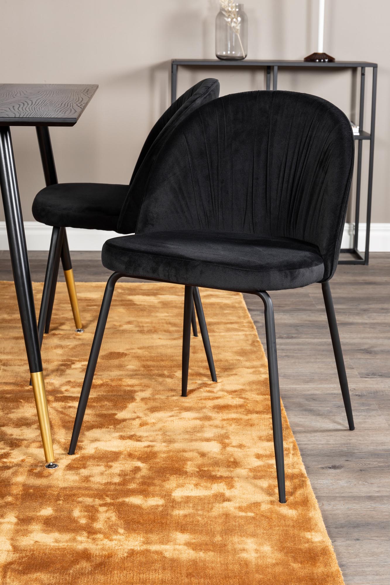 Stilvolles Dipp Esszimmerset 120cm mit 4 Samtstühlen Wrinkles von Venture Home – ideal für gesellige Abende und modernes Wohnen.