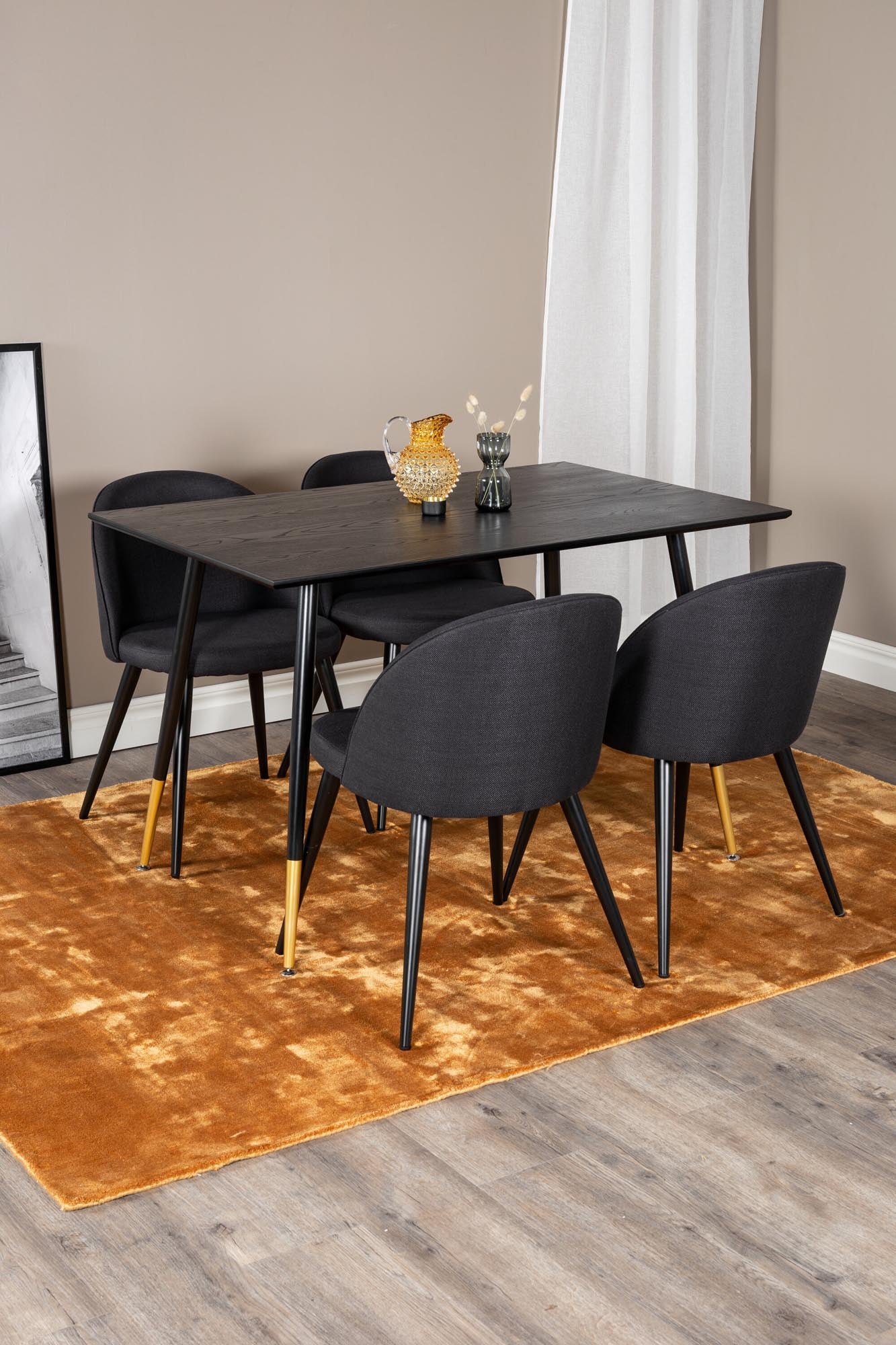 Stilvolles Dipp Esszimmerset 120cm mit 4 edlen Samtstühlen.