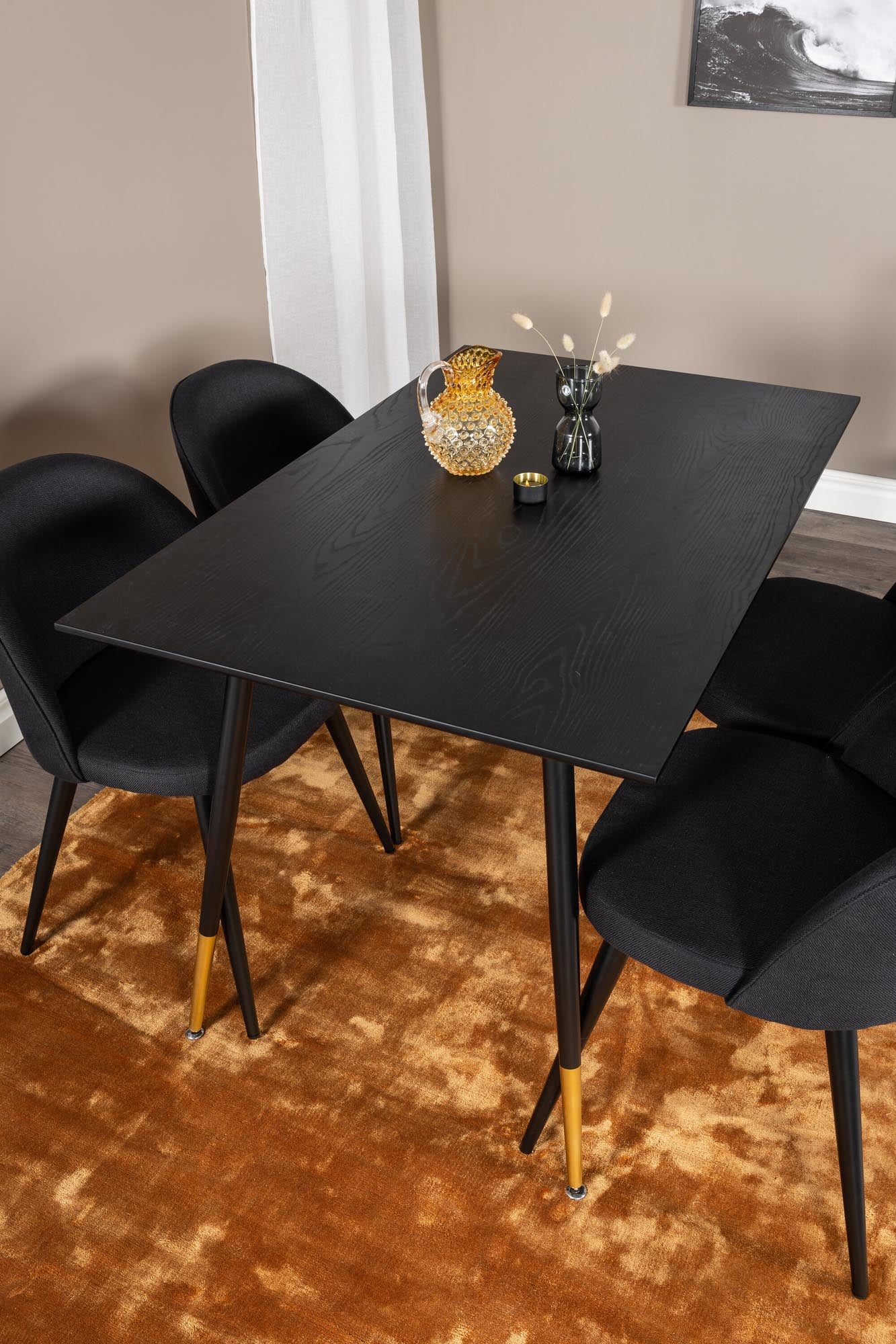 Stilvolles Dipp Esszimmerset 120cm mit 4 weichen Samtstühlen.