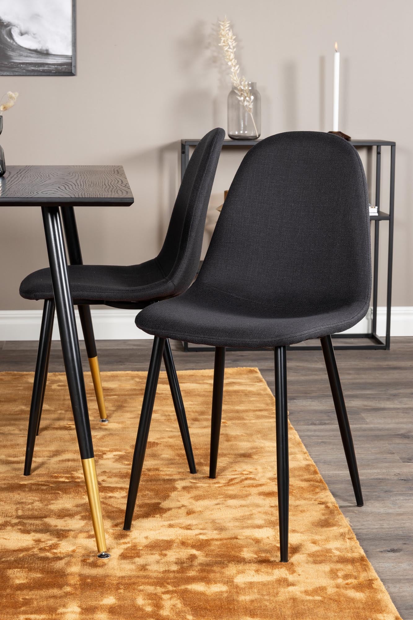 Elegantes Dipp Esszimmerset + Polar von Venture Home: Luxuriöser Tisch und bequeme Samtstühle für gesellige Abende.