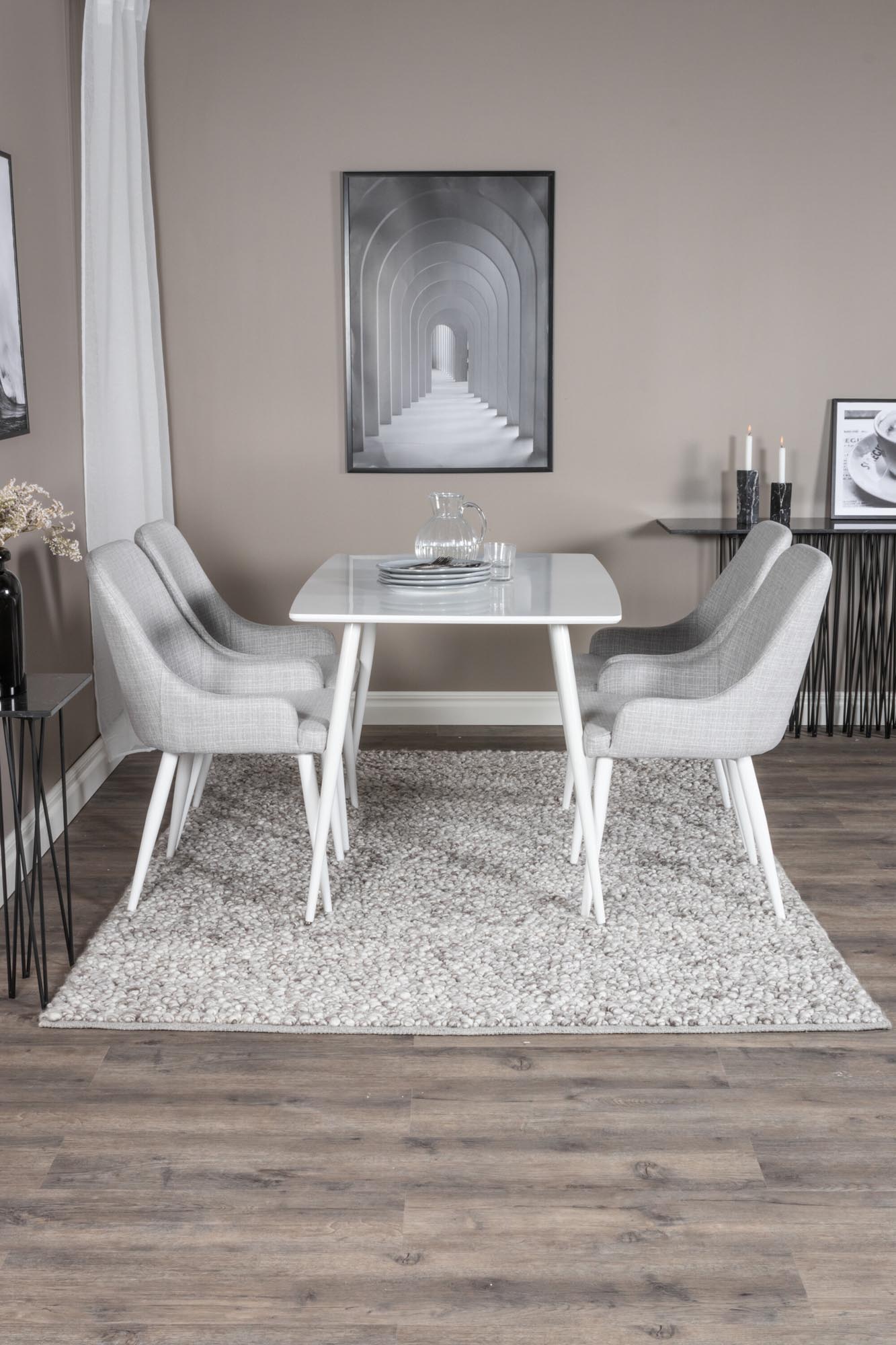 Entdecken Sie das elegante Polar Esszimmerset von Venture Home: 120 cm Tisch und 4 komfortable Stühle für gemütliche Essmomente.