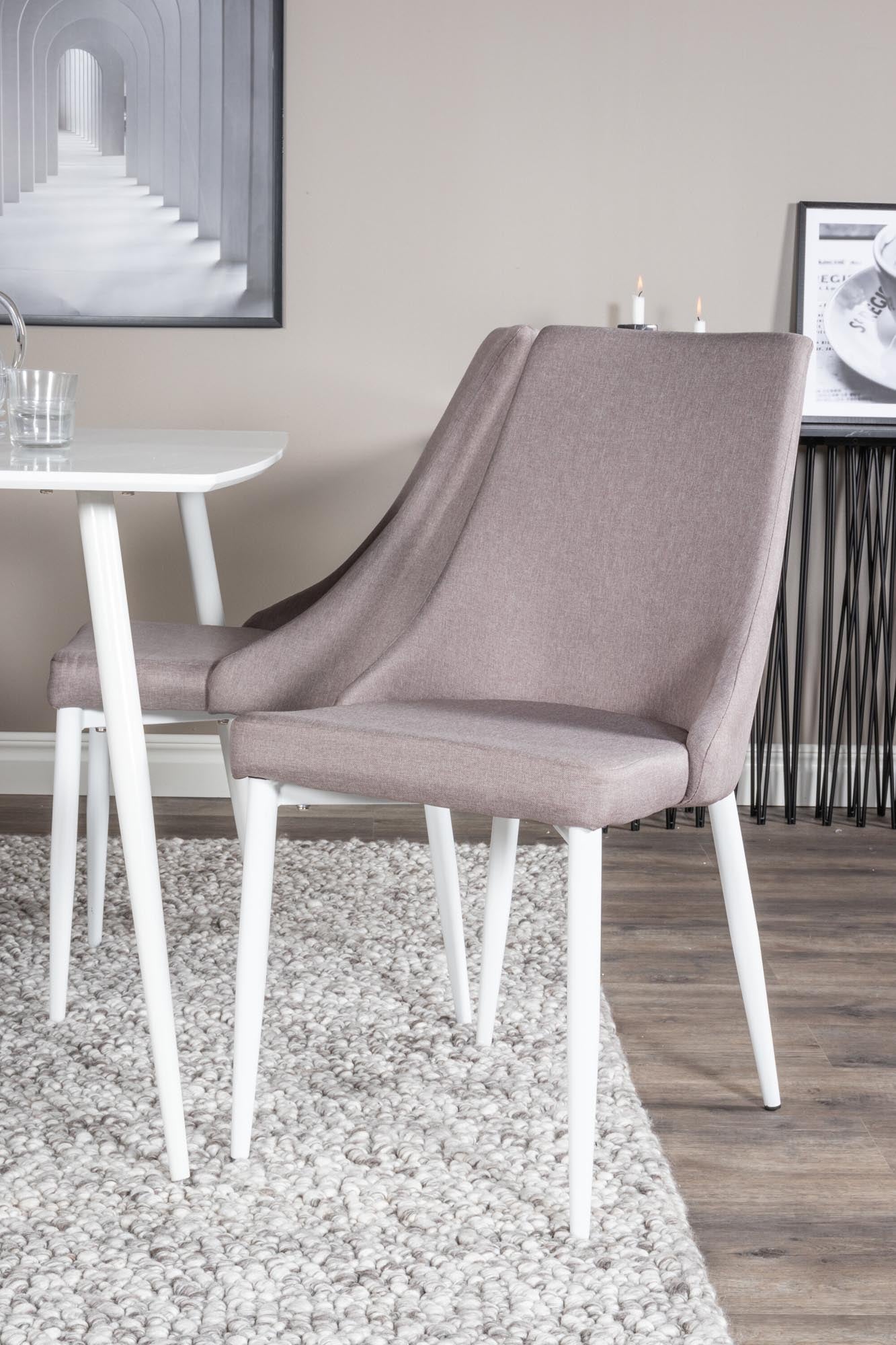 Zeitloses Esszimmerset Polar von Venture Home: 120cm Tisch und 4 ergonomische Stühle für stilvolle und komfortable Essmomente.