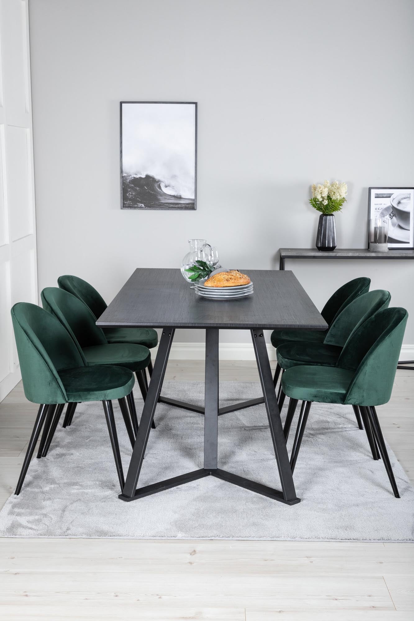 Entdecken Sie das Marina Esszimmerset Velvet 180cm/6St. von Venture Home – modernes Design, luxuriöse Stühle und einladende Atmosphäre für gesellige Runden.