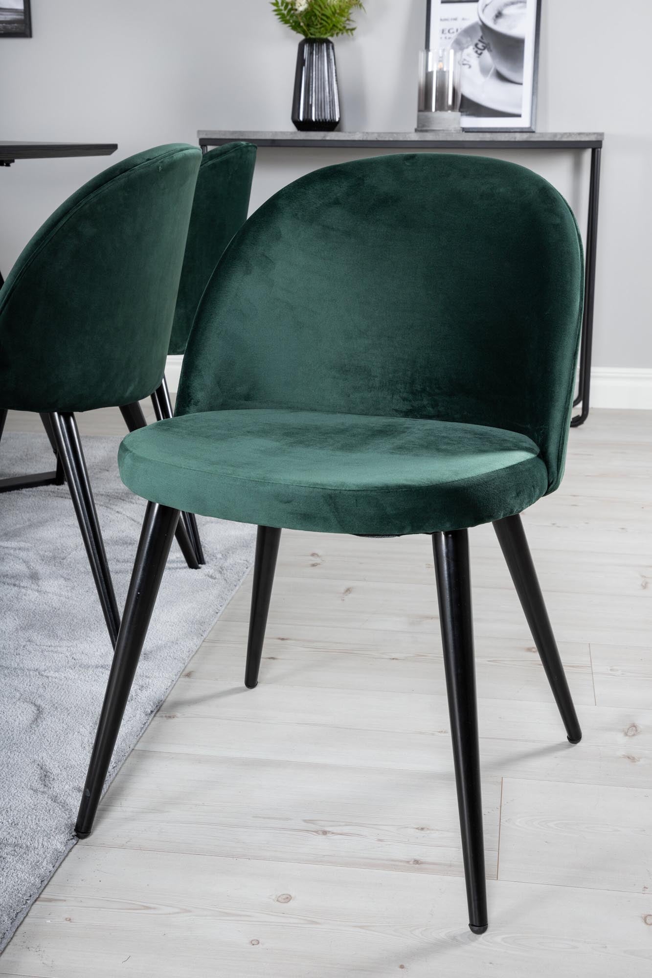 Entdecken Sie das Marina Esszimmerset Velvet von Venture Home: Eleganz und Komfort für gesellige Abende mit bis zu 6 Personen.