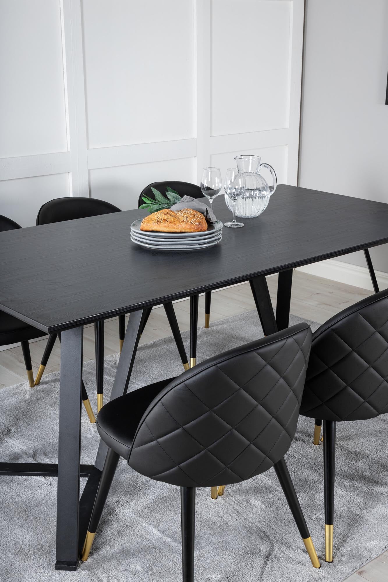 Elegantes Marina Esszimmerset Velvet: Komfort und Stil vereint.