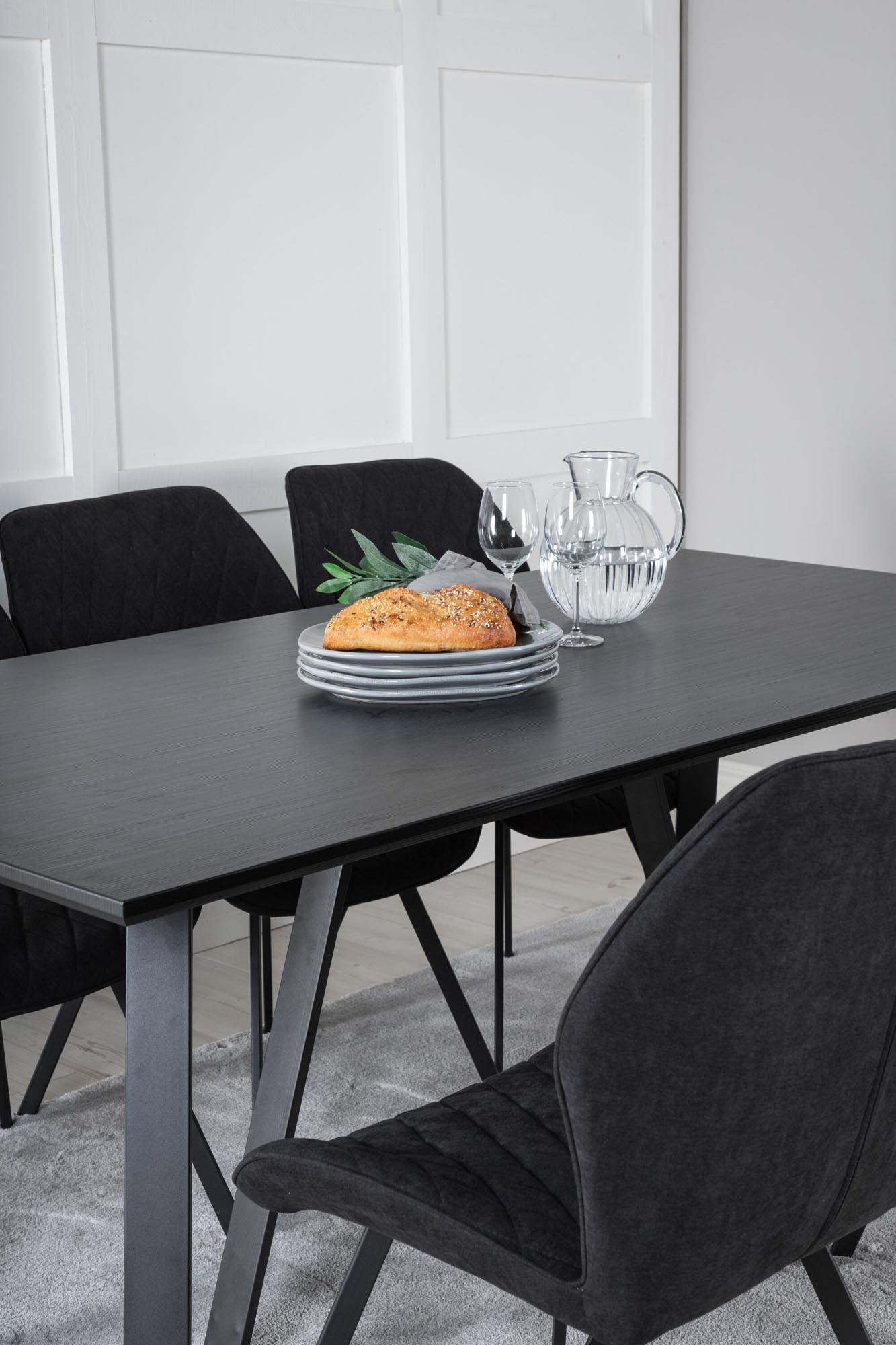 Entdecken Sie das stilvolle Marina Esszimmerset Gemma: 180 cm Tisch und 6 bequeme Stühle für gemütliche Abende und festliche Anlässe.