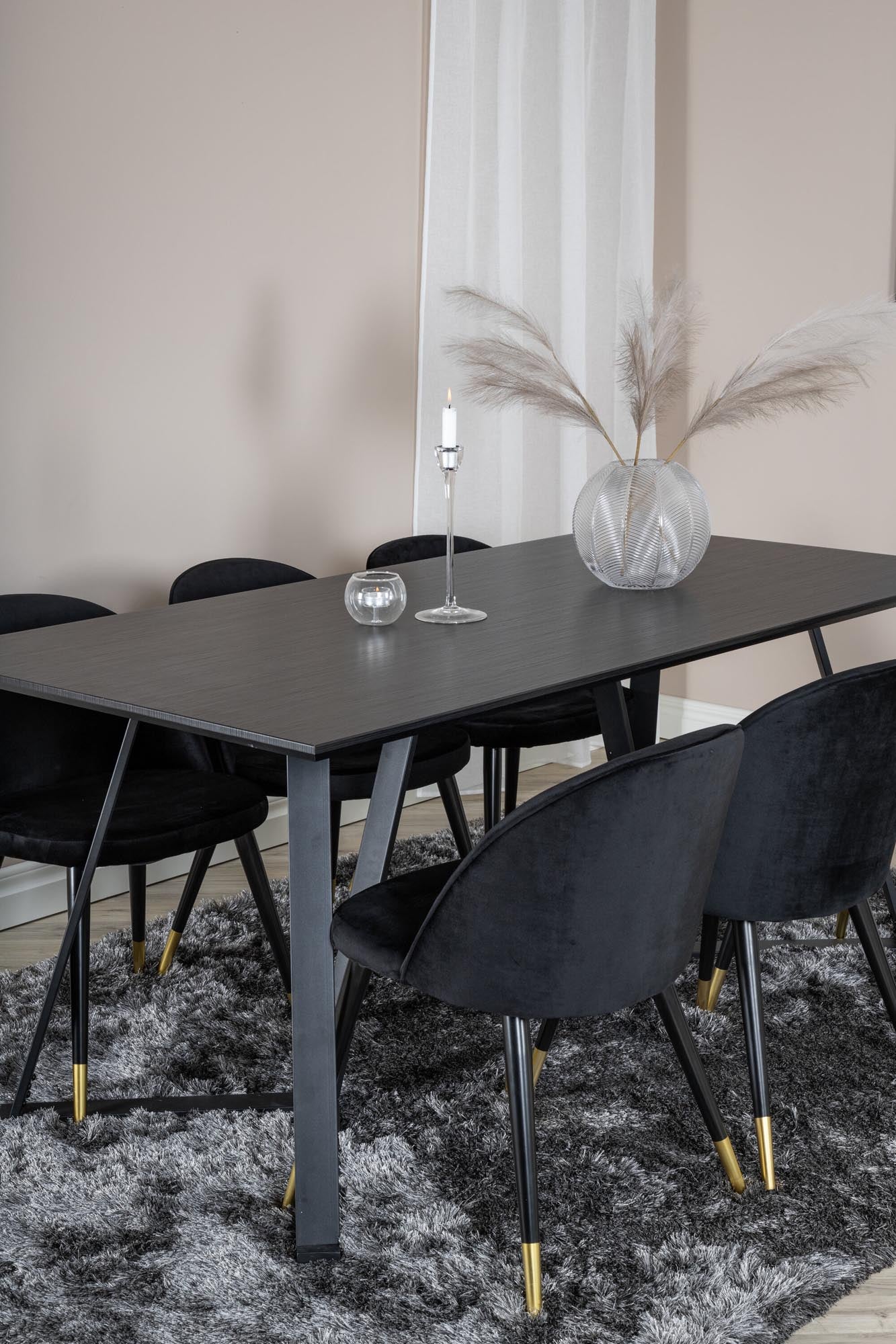 Entdecken Sie das Marina Esszimmerset Velvet 180cm/6St. von Venture Home – ein stilvolles Ensemble für gesellige Abende und festliche Anlässe.