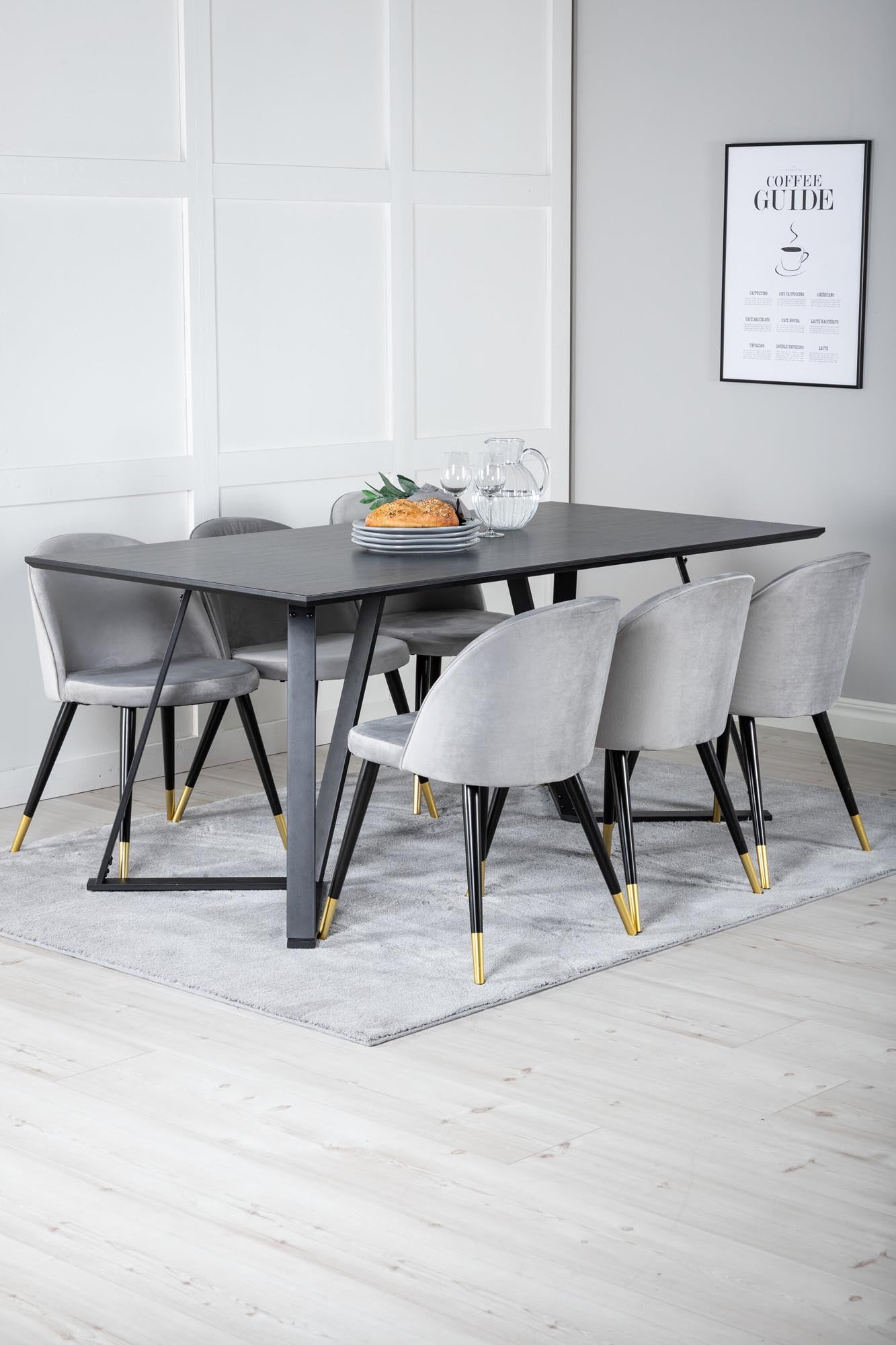 Entdecken Sie das Marina Esszimmerset Velvet 180cm/6St. von Venture Home – modernes Design, luxuriöse Stühle und einladende Atmosphäre für gesellige Runden.