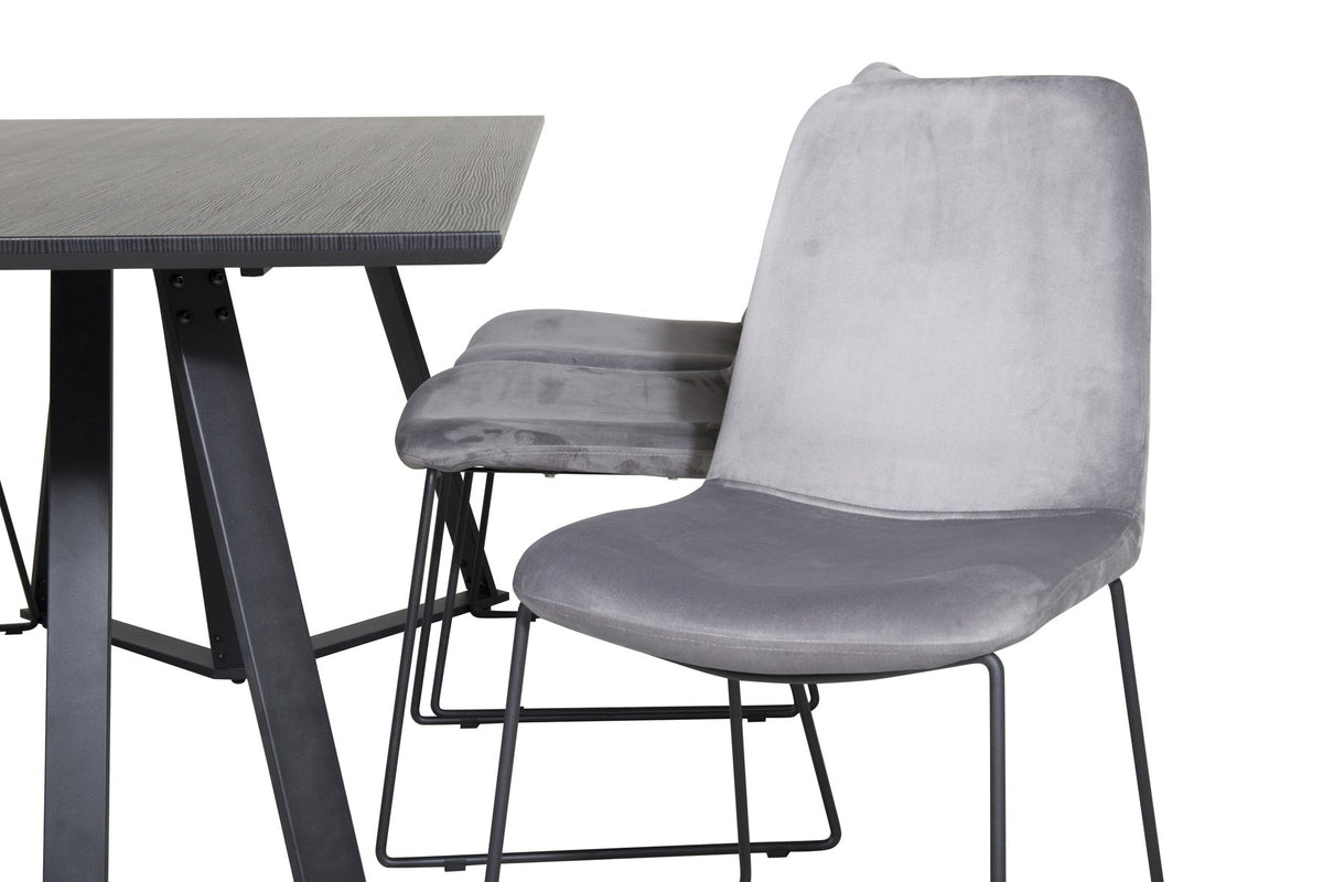 Zwei graue Esszimmerstühle mit schwarzem Stahlgestell und rechteckiger Esstisch aus MDF mit schwarzer Tischplatte, 180x90 cm.