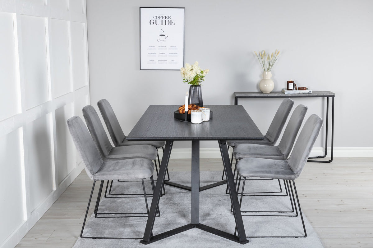 Zwei graue Esszimmerstühle mit schwarzem Stahlgestell und rechteckiger Esstisch aus MDF mit schwarzer Tischplatte, 180x90 cm.