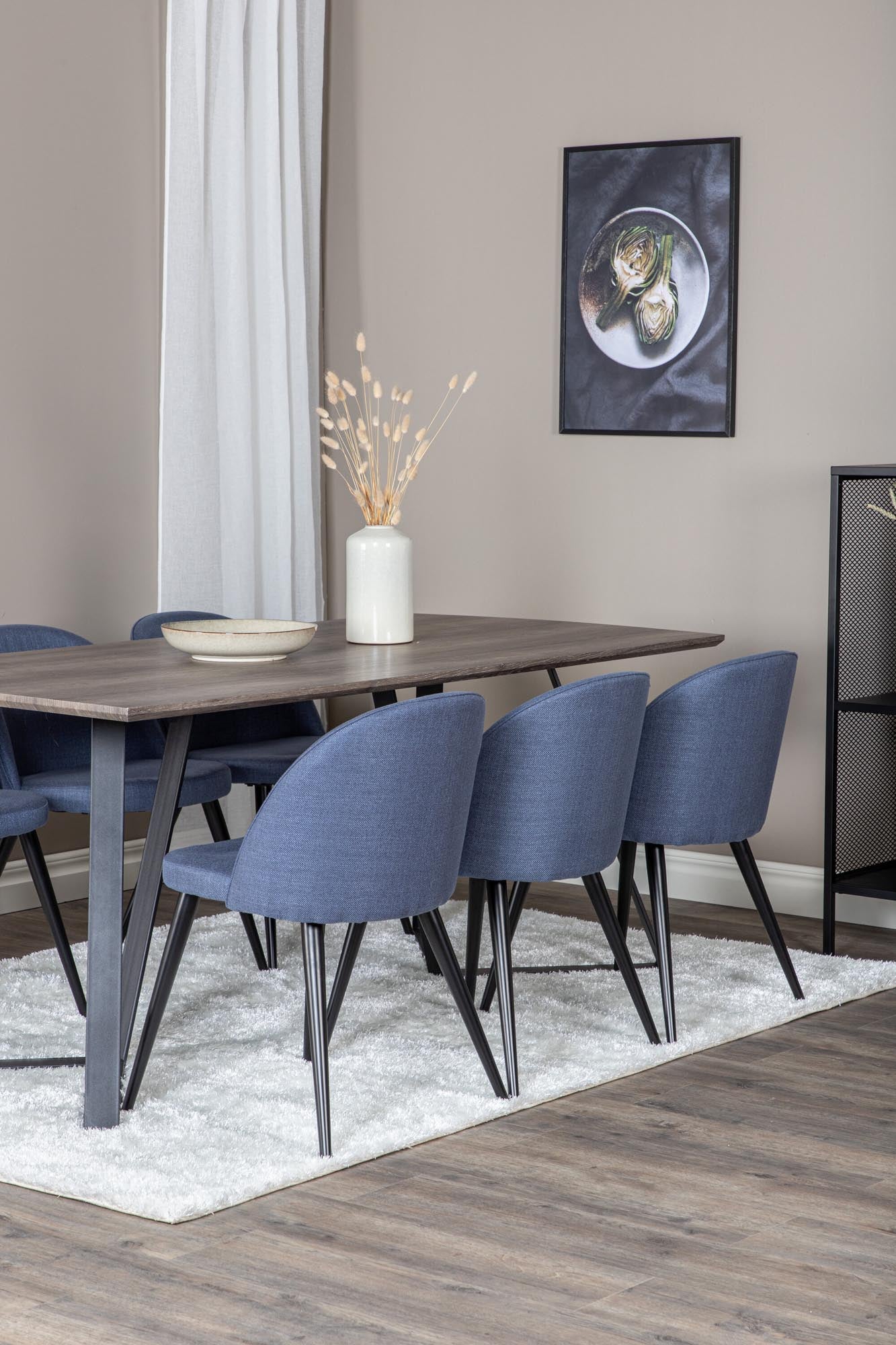 Entdecken Sie das Marina Esszimmerset Velvet 180cm von Venture Home: Moderner Esstisch für gesellige Runden, luxuriöse Stühle mit ergonomischem Design und pflegeleichte Materialien.