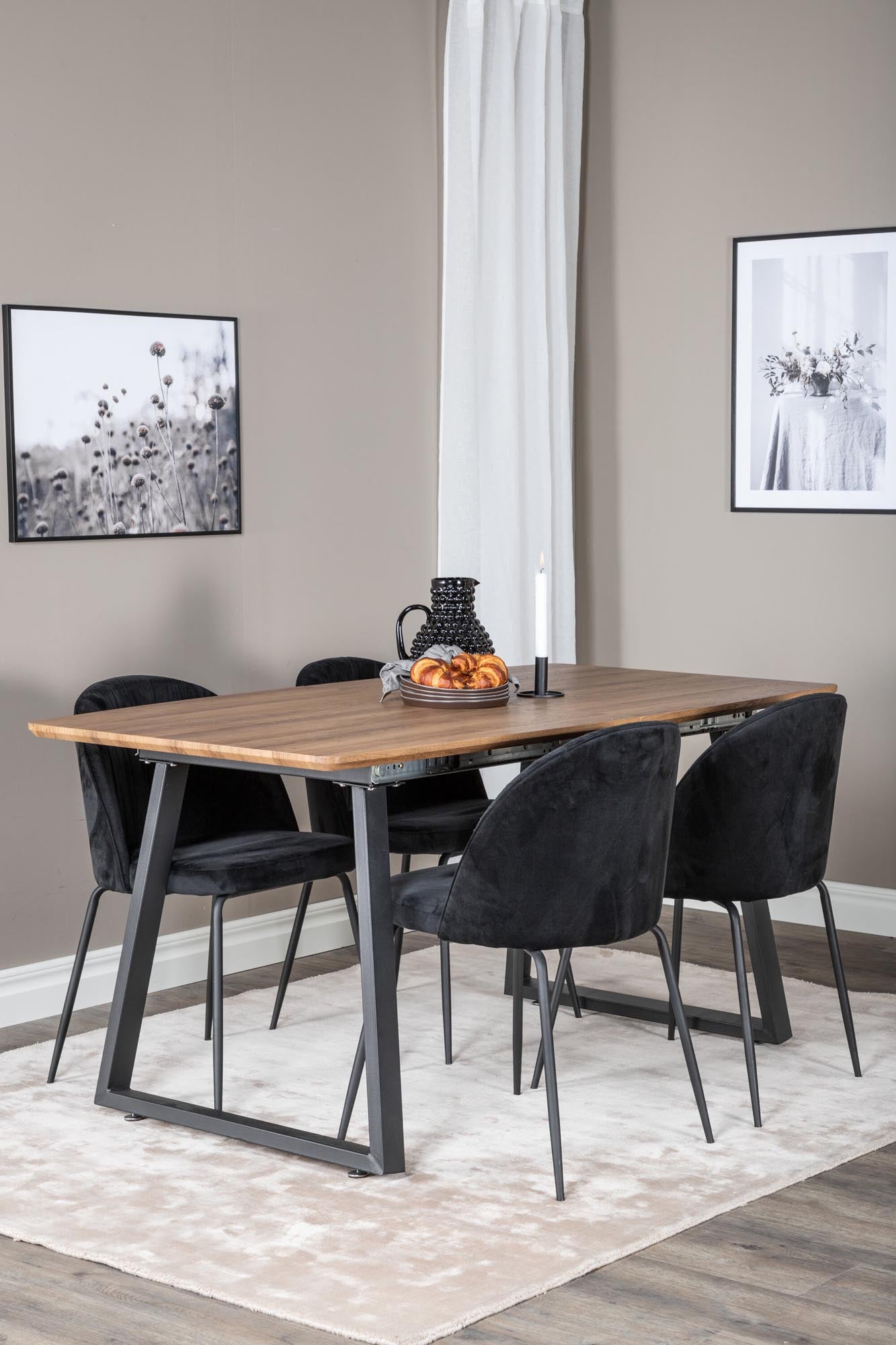 Stilvolles Inca Esszimmerset: Ausziehbarer Tisch und bequeme Stühle in edlem Samt für einladende Esszimmermomente.