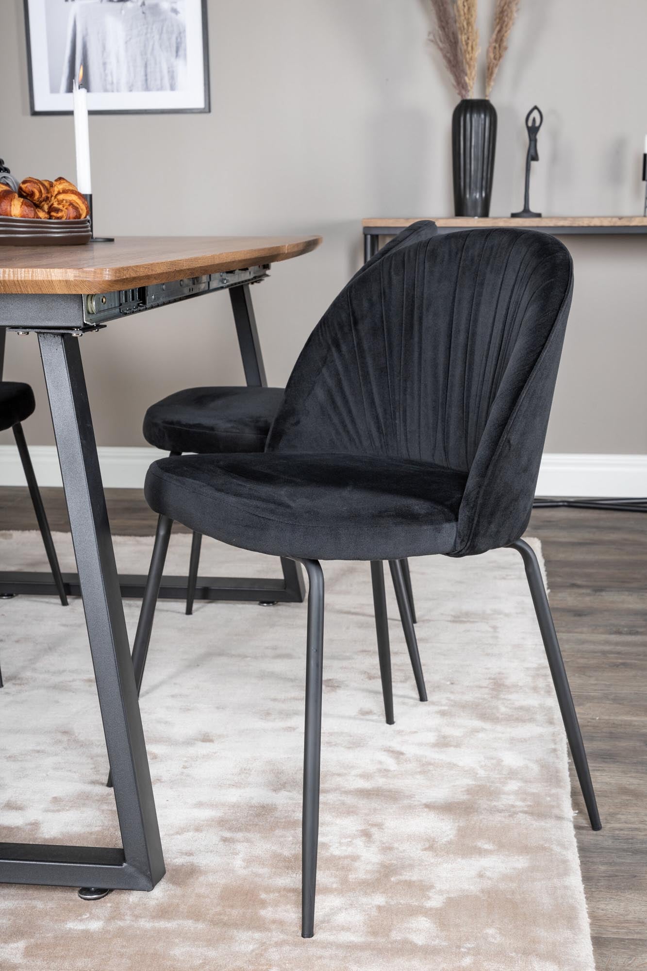 Elegantes Inca Esszimmerset: Ausziehbarer Tisch und moderne Samtstühle für stilvolle und komfortable Esszimmererlebnisse.