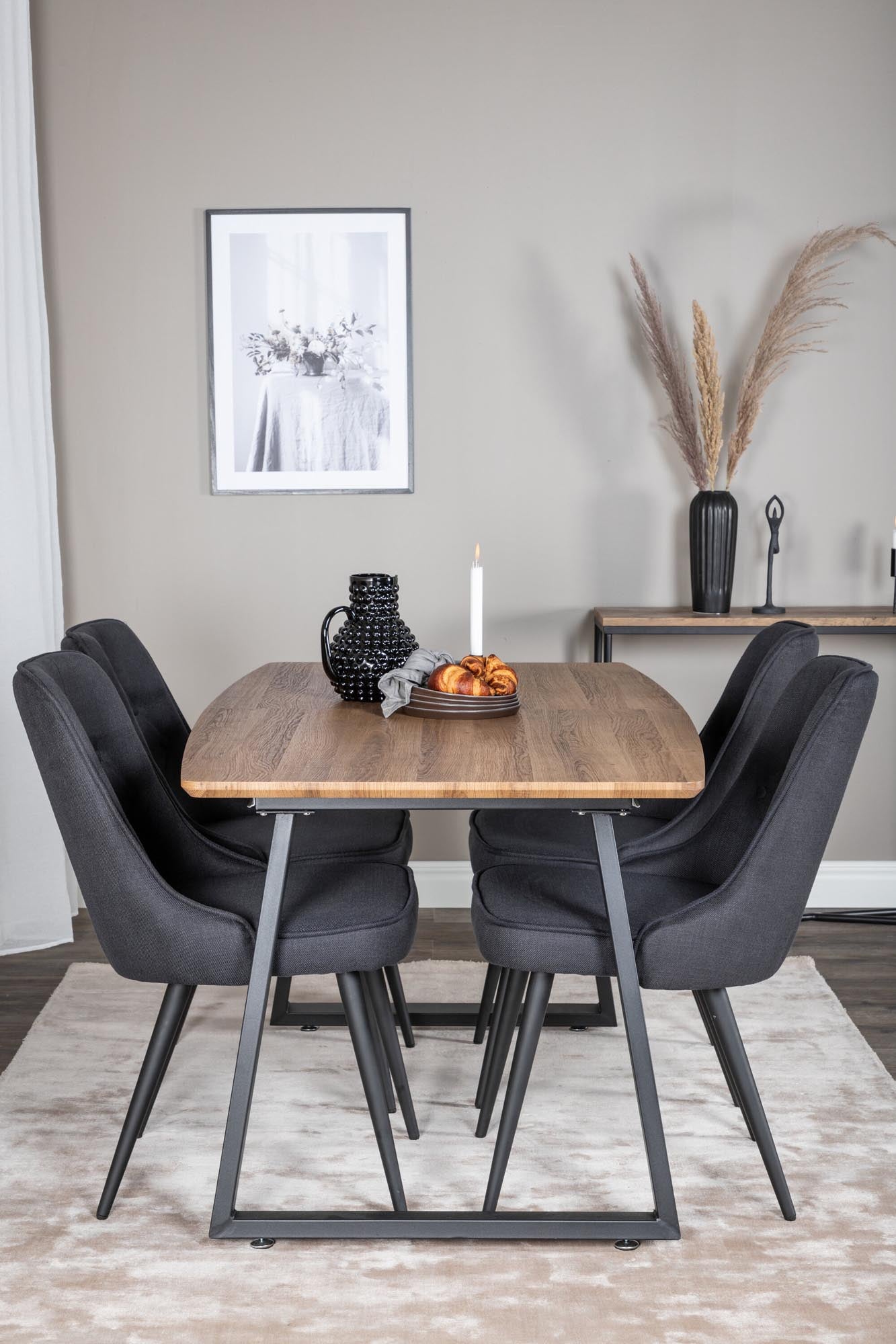 Erleben Sie das Inca Esszimmerset (Velvet) von Venture Home: Ausziehbarer Tisch für gesellige Runden, kombiniert mit eleganten, komfortablen Stühlen.