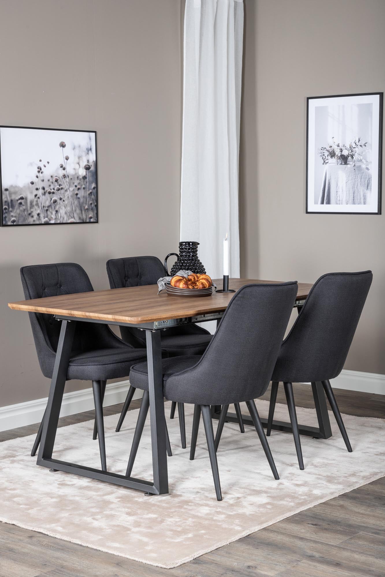 Entdecken Sie das Inca Esszimmerset (Velvet) von Venture Home: Stilvoller, ausziehbarer Tisch für bis zu 8 Personen und luxuriöse Stühle für höchsten Komfort.