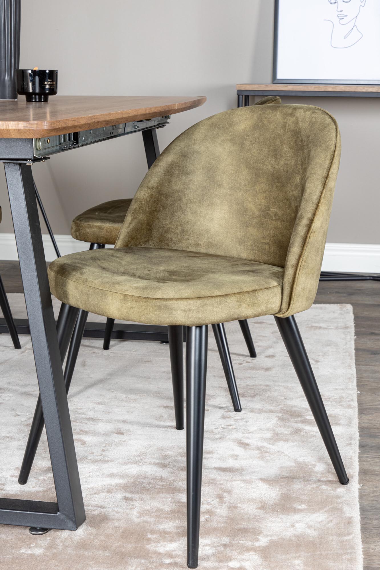 Inca Esszimmerset: Stilvoller, ausziehbarer Esstisch mit bequemen Samt-Stühlen für festliche Anlässe und gemütliche Familienabende.