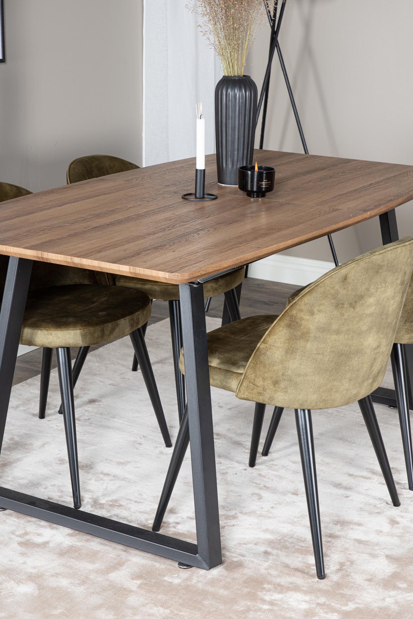 Inca Esszimmerset: Eleganter, erweiterbarer Esstisch mit luxuriösen Samt-Stühlen für unvergessliche Mahlzeiten und gesellige Zusammenkünfte.