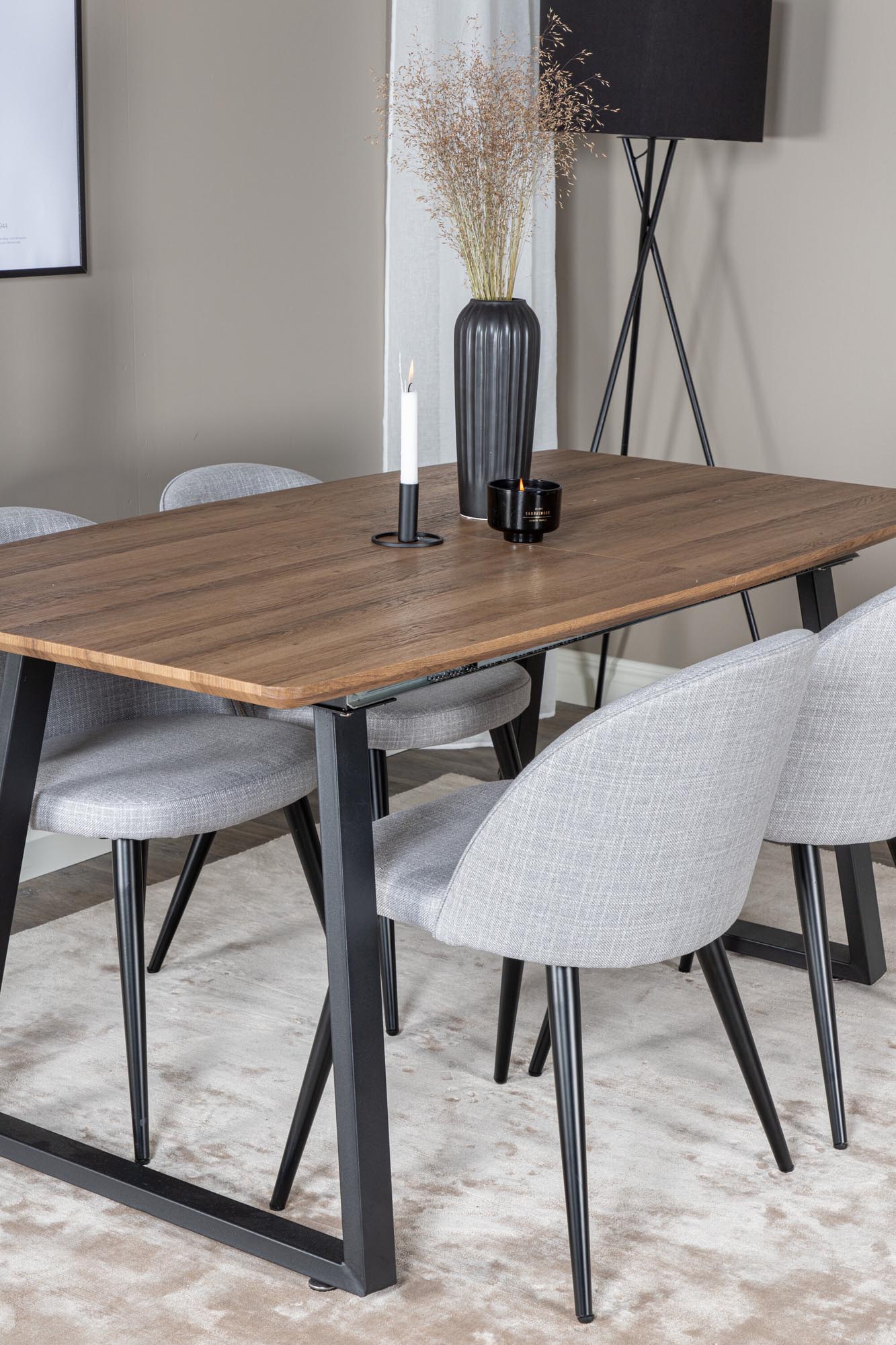 Inca Esszimmerset: Elegantes, ausziehbares Design mit luxuriösen Samt-Stühlen für gesellige Anlässe und unvergessliche Momente.