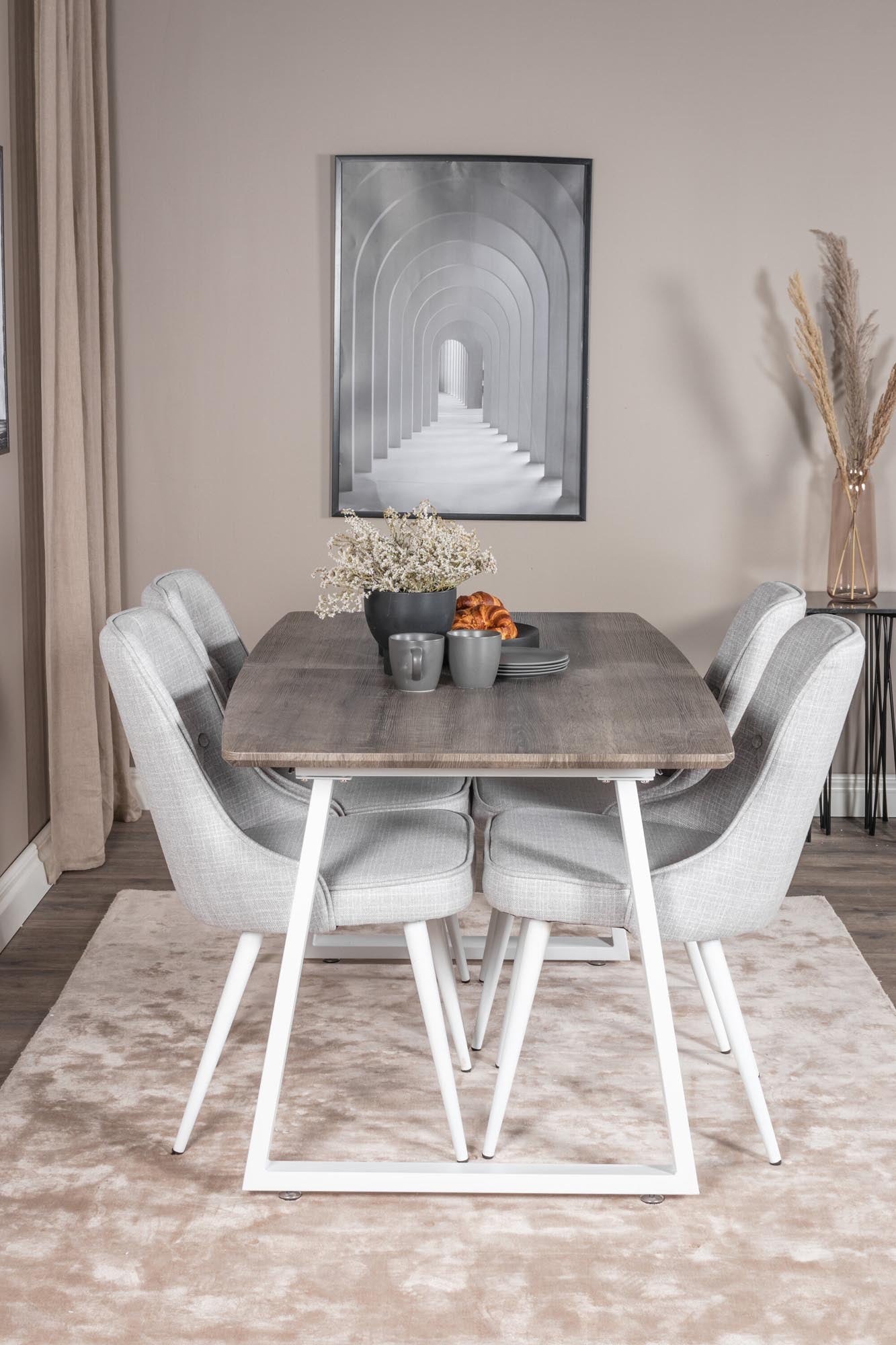 Entdecken Sie das Inca Esszimmerset von Venture Home: Ausziehbarer Tisch für bis zu 8 Personen, luxuriöse Samt-Stühle, ideal für festliche Anlässe.