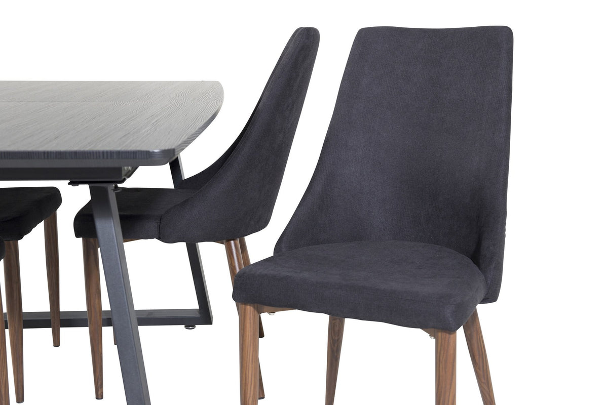 Zwei schwarze Esszimmerstühle mit Stahlbeinen und ausziehbarer schwarzer Esstisch mit MDF-Platte, Serie Leone & Inca von Venture Home.