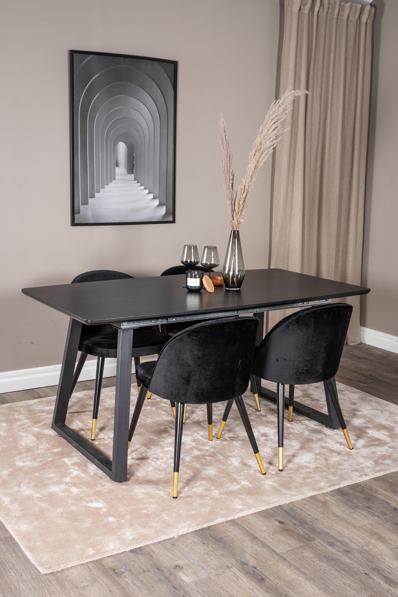 Elegantes Inca Esszimmerset: Ausziehbar, samtig, für stilvolle Abende.