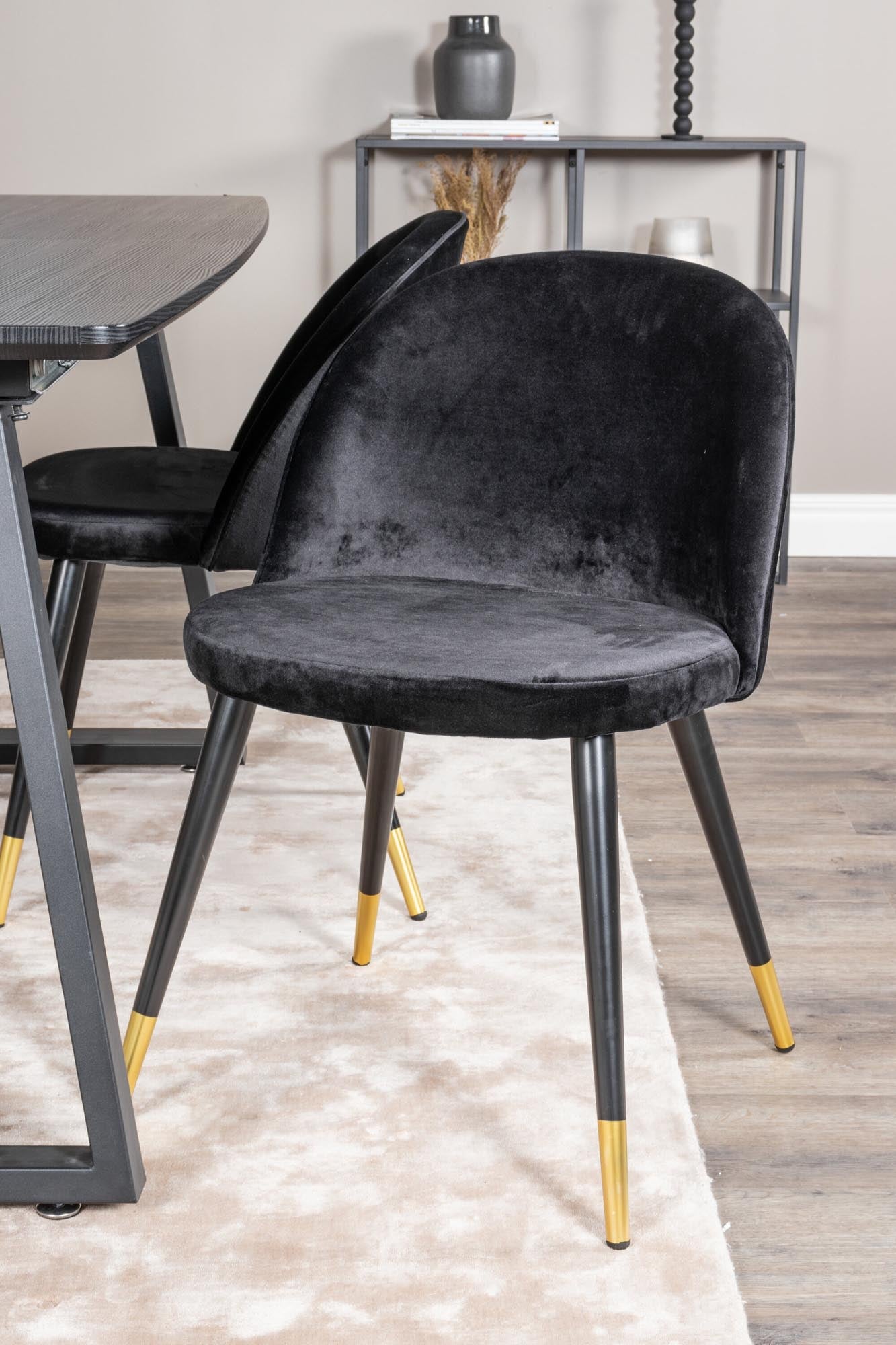 Entdecken Sie das Inca Esszimmerset von Venture Home: Ausziehbarer Tisch für bis zu 8 Personen, luxuriöse Samt-Stühle, ideal für festliche Anlässe.