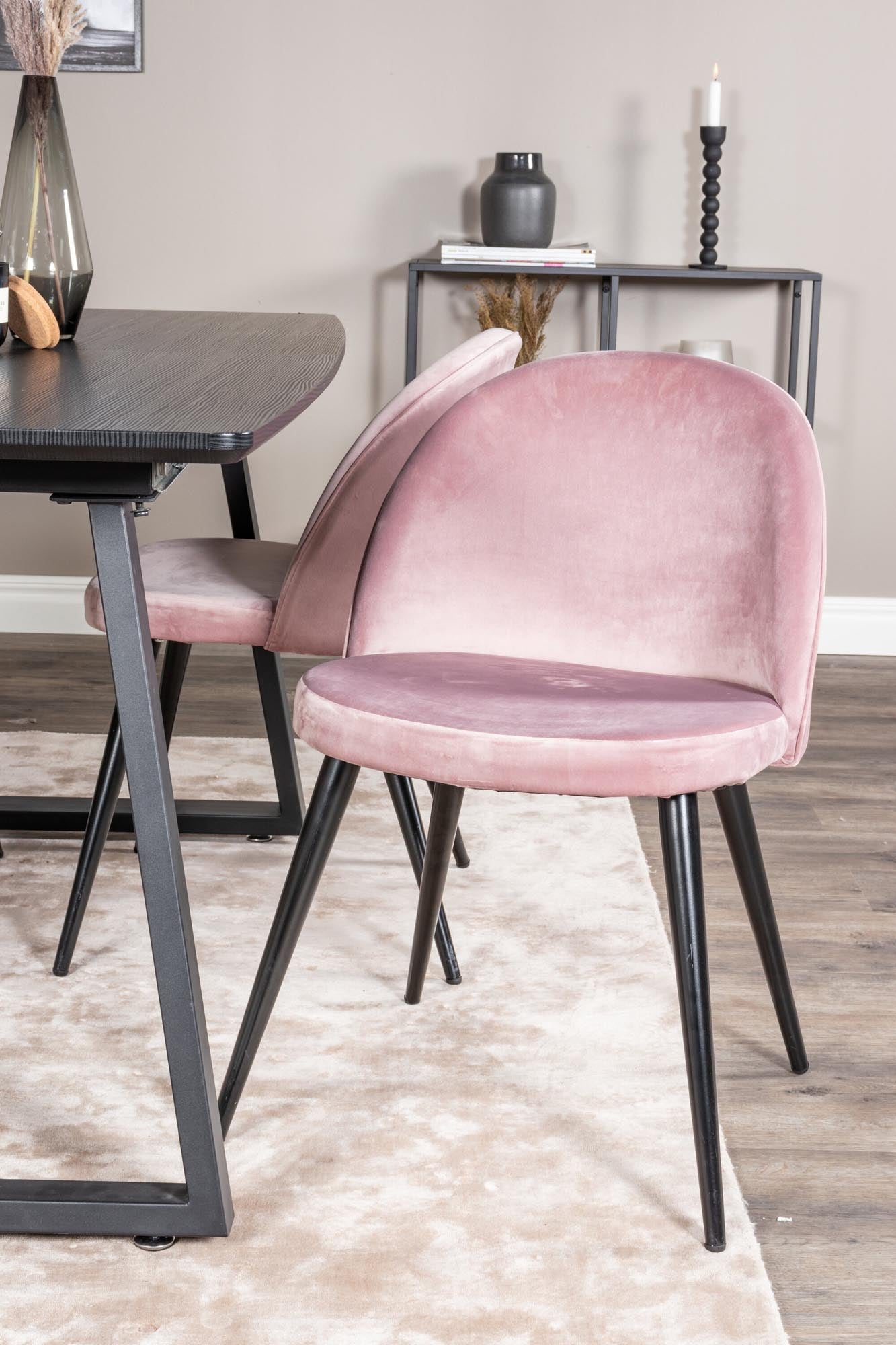 Entdecken Sie das Inca Esszimmerset von Venture Home: Ausziehbarer Esstisch (160 cm) und luxuriöse Samtstühle für stilvolle Mahlzeiten und unvergessliche Momente.