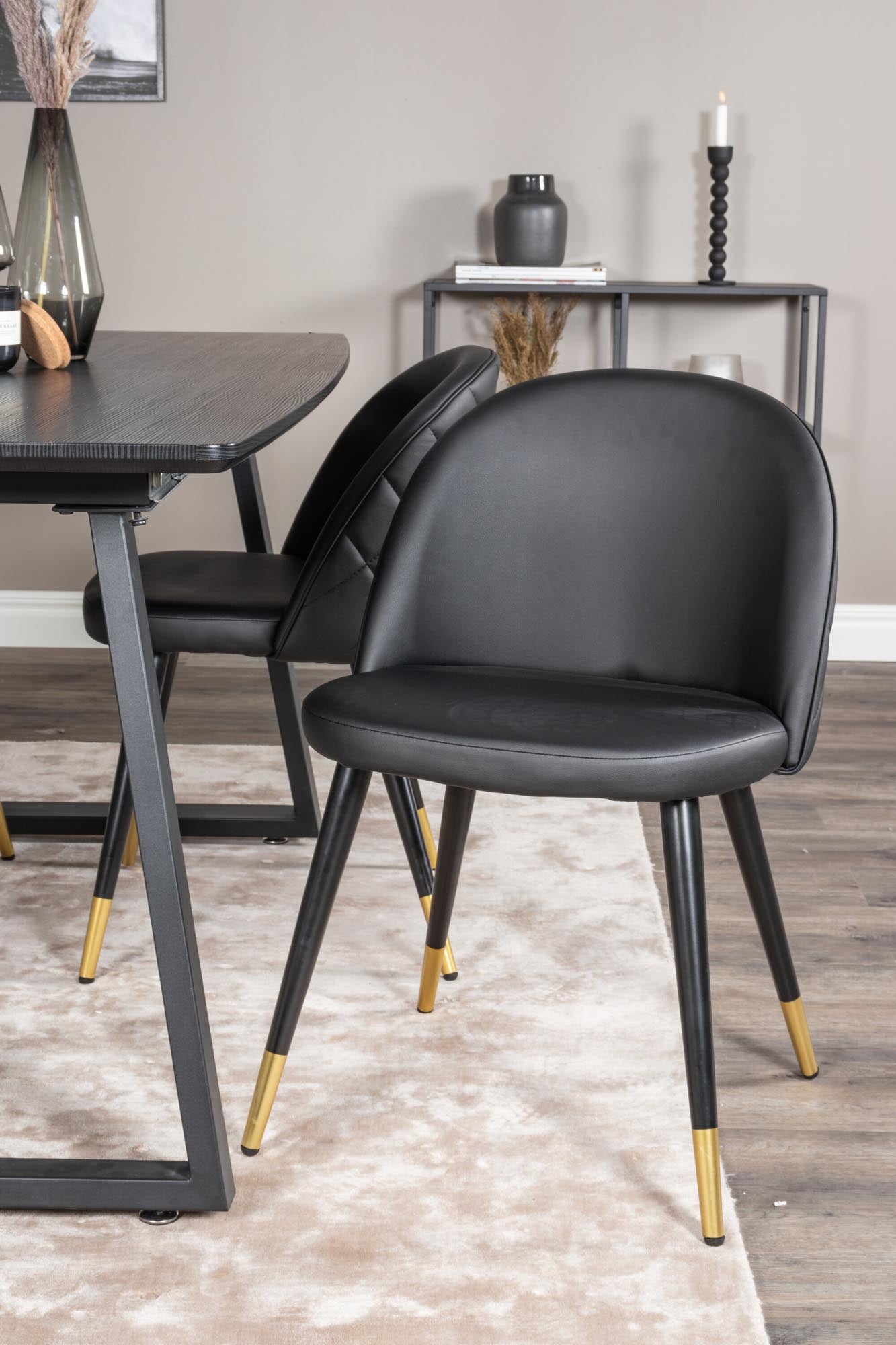 Entdecken Sie das Inca Esszimmerset von Venture Home: Ausziehbarer Tisch für bis zu 8 Personen, luxuriöse Samt-Stühle, ideal für festliche Anlässe.