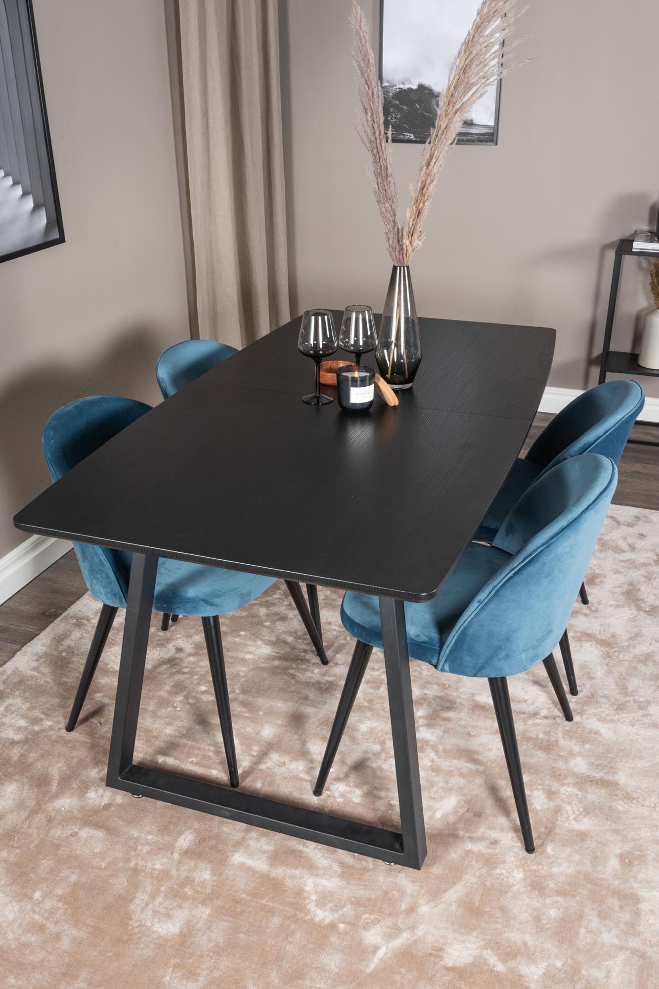 Inca Esszimmerset: Eleganter, ausziehbarer Tisch (160 cm) mit luxuriösen Samt-Stühlen für stilvolle Familienfeiern und gesellige Abende.