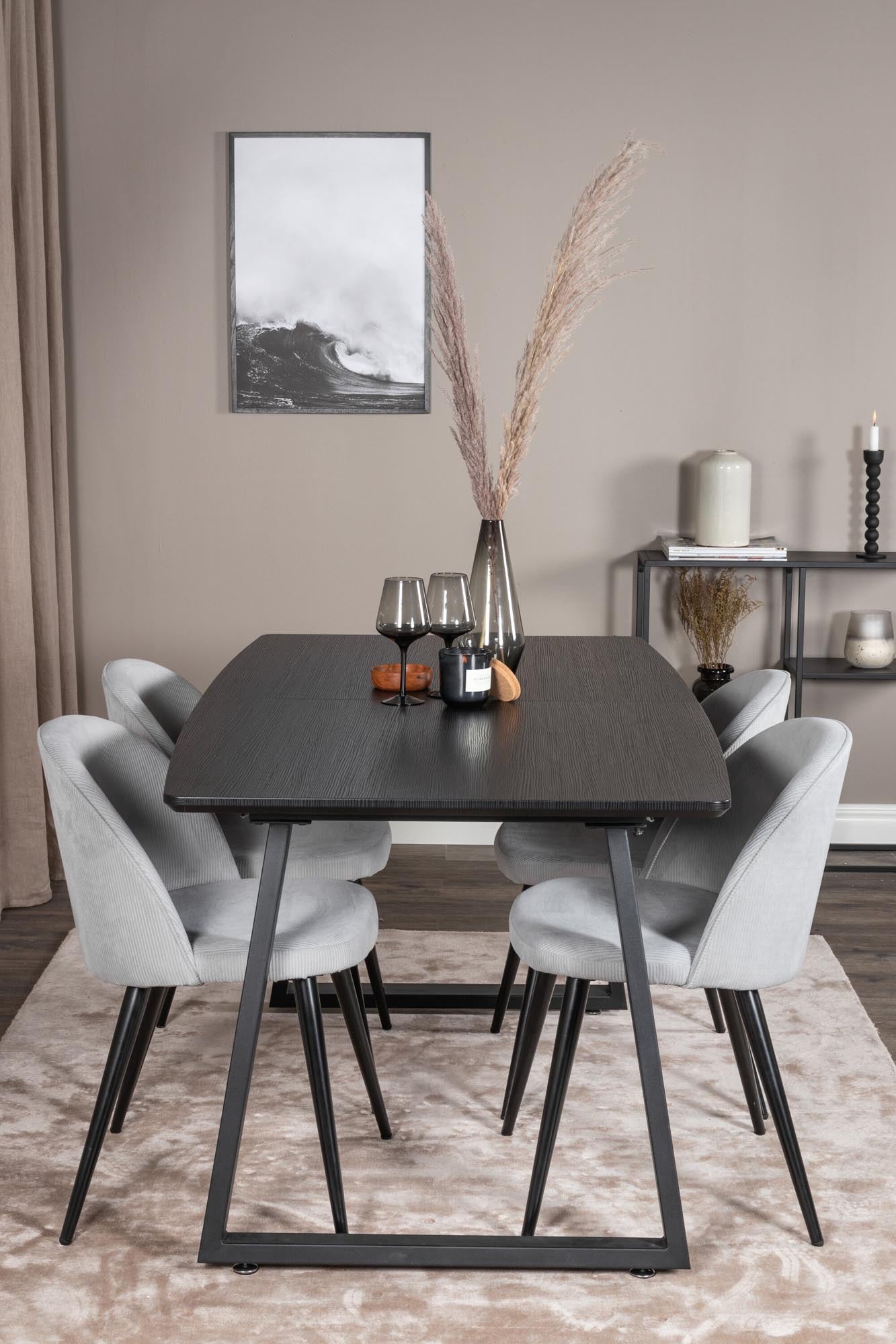 Entdecken Sie das Inca Esszimmerset von Venture Home: Ausziehbarer Tisch für bis zu 8 Personen, luxuriöse Samt-Stühle, ideal für festliche Anlässe.