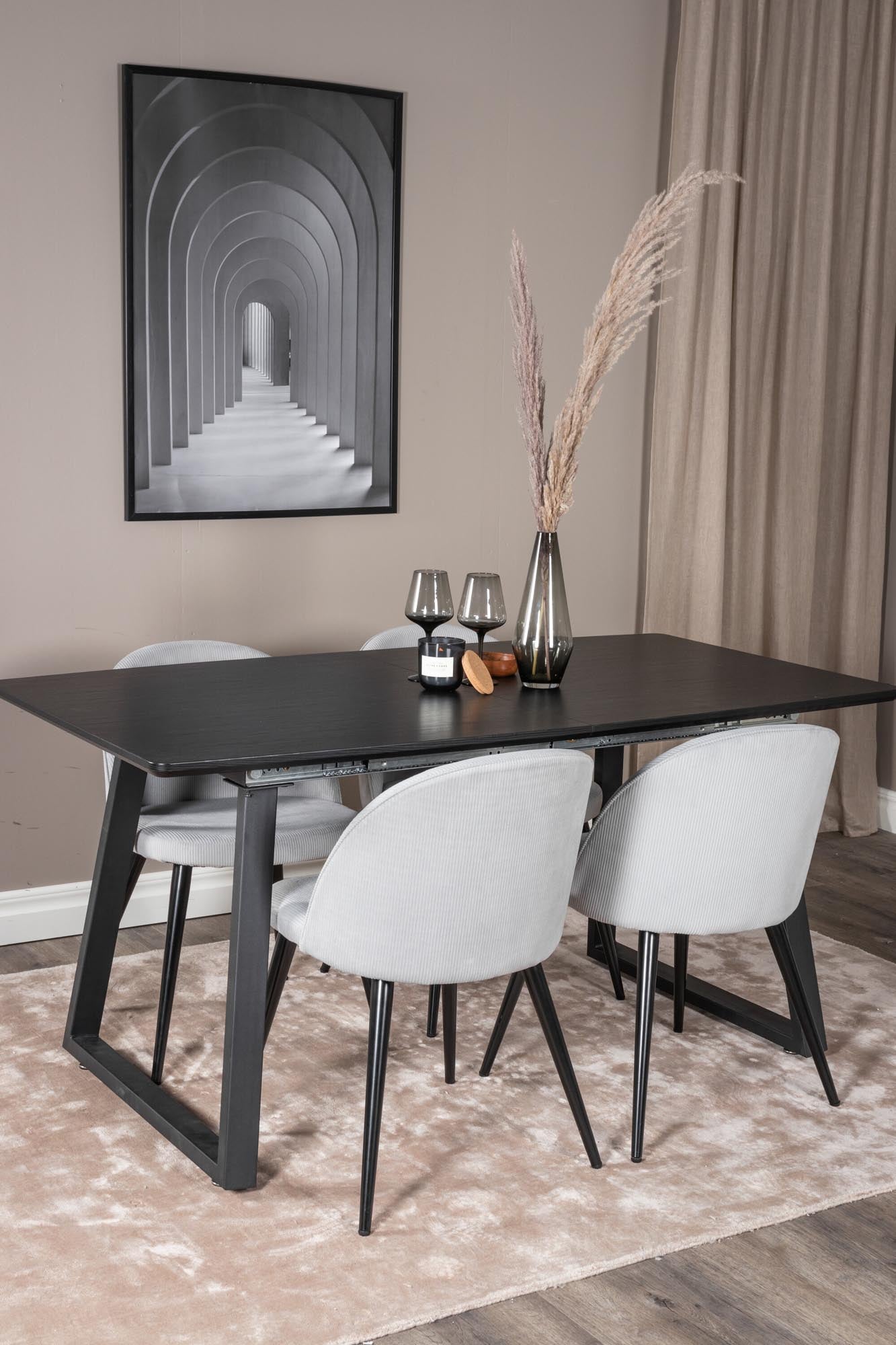 Erleben Sie das Inca Esszimmerset von Venture Home: Eleganter, ausziehbarer Tisch für gesellige Abende und luxuriöse Samt-Stühle für höchsten Komfort.