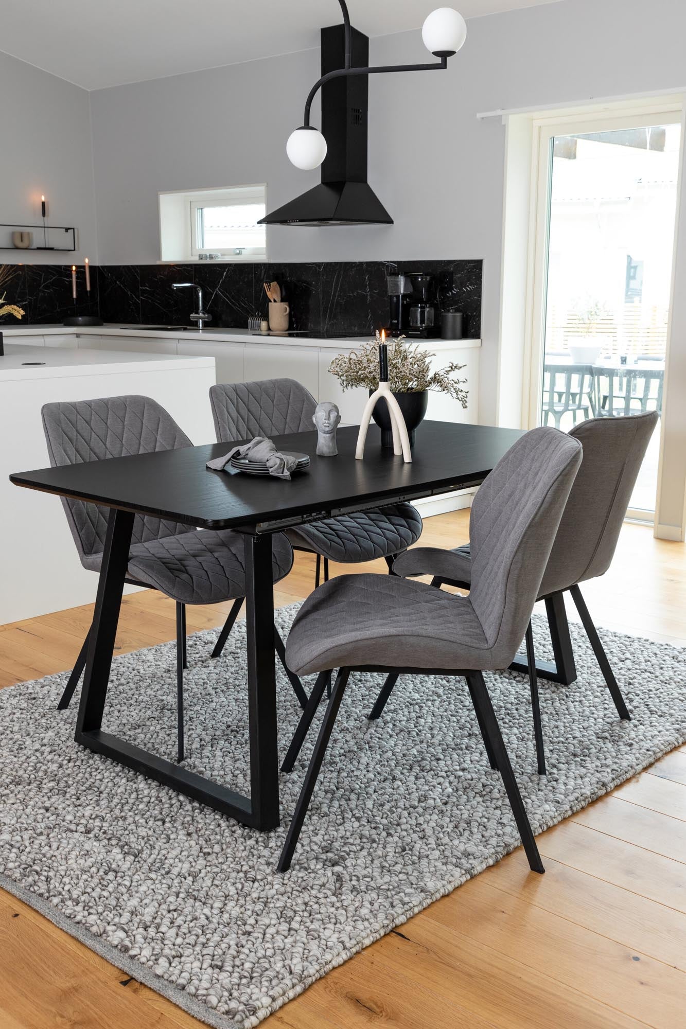 Inca Esszimmerset ausziehbar (Gemma) 160cm/4St. in Schwarz / Grau präsentiert im Onlineshop von KAQTU Design AG. Esszimmerset ist von Venture Home