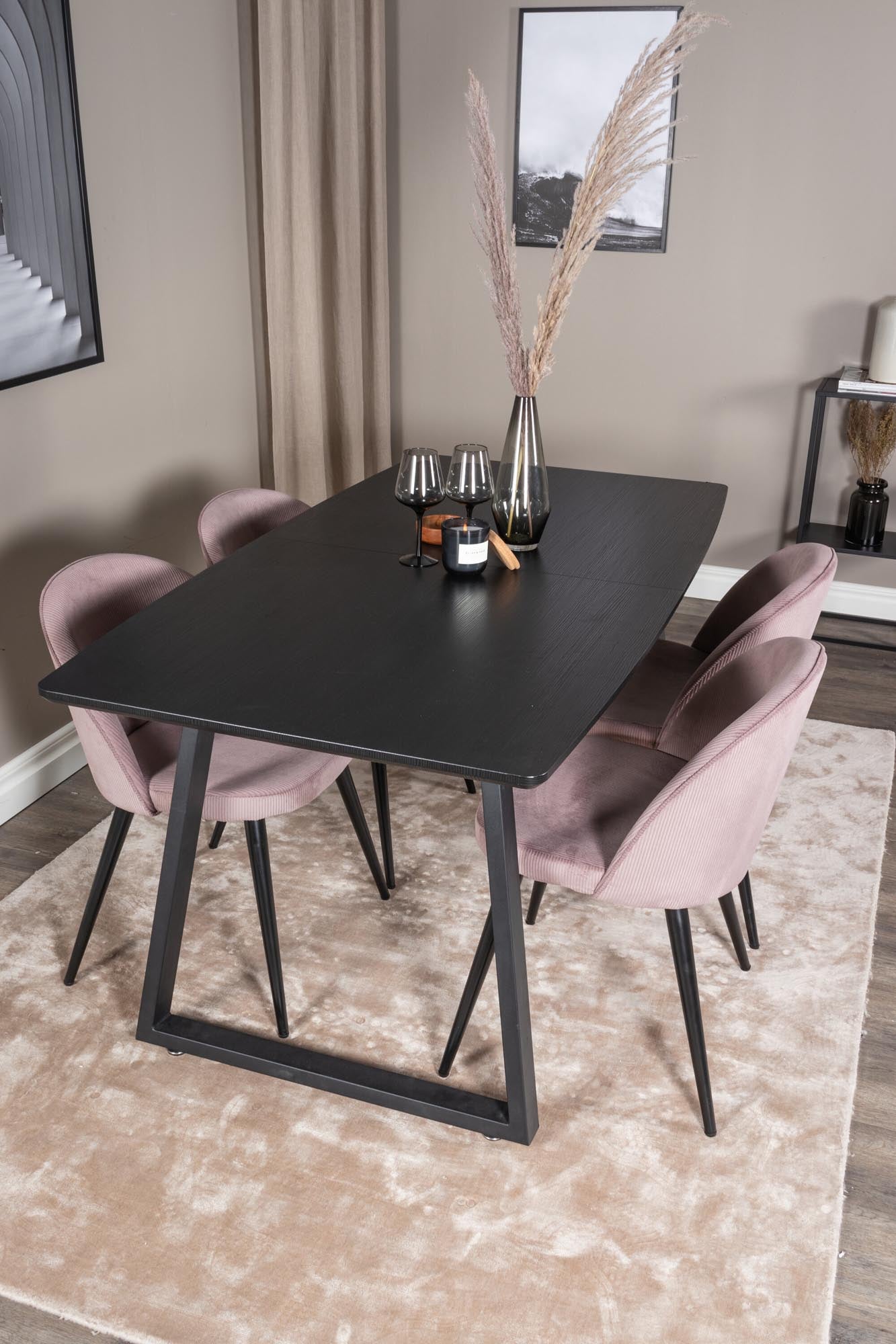 Entdecken Sie das Inca Esszimmerset von Venture Home: Ausziehbarer Tisch für bis zu 8 Personen und stilvolle Samt-Stühle für ein elegantes Esszimmer.