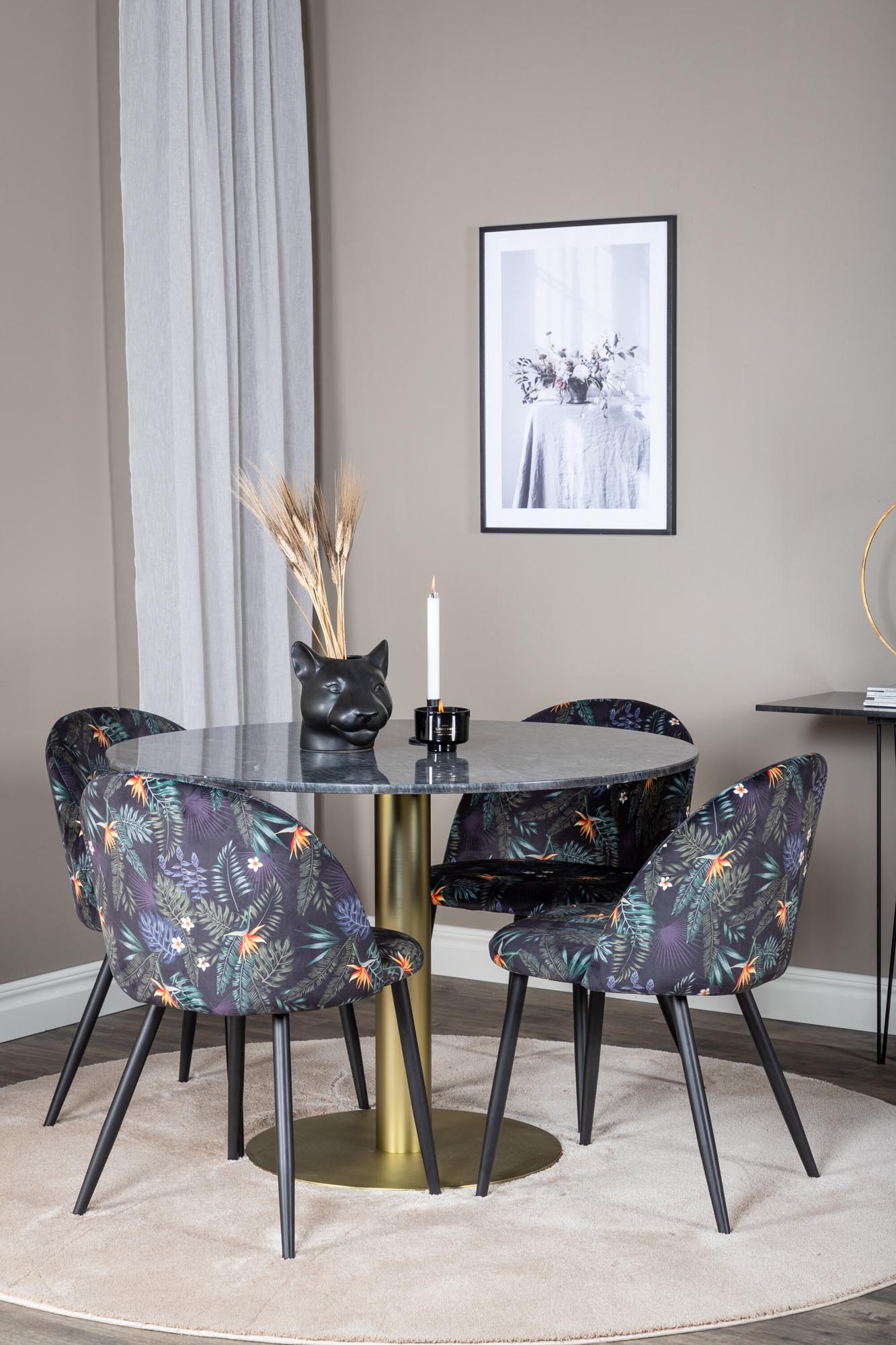 Elegantes Esszimmerset Estelle von Venture Home: runder Marmortisch ⌀106cm und 4 komfortable Velvet-Stühle für stilvolle Esszimmer.