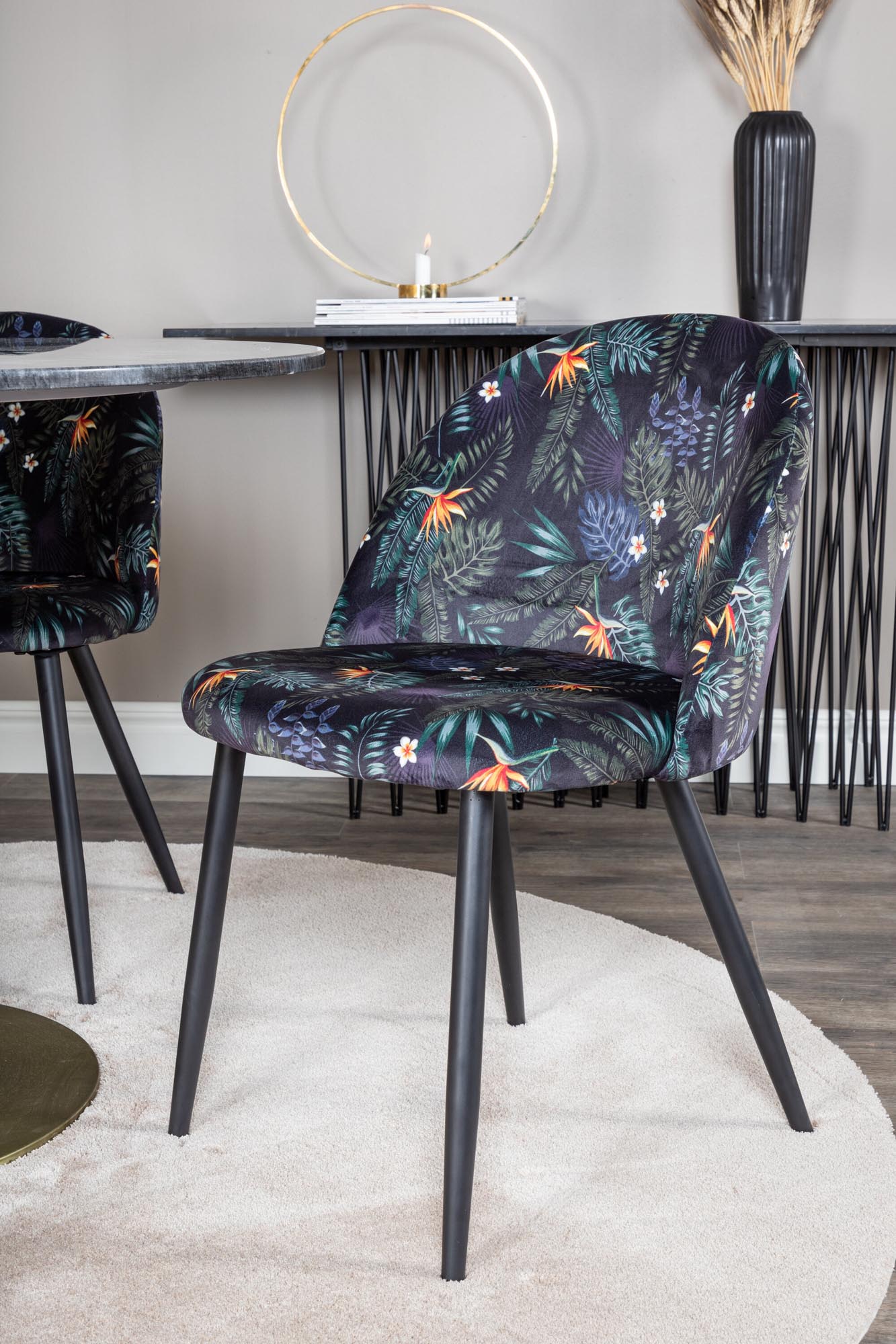Estelle Esszimmerset + Velvet ⌀106cm/4St. in Schwarz präsentiert im Onlineshop von KAQTU Design AG. Esszimmerset ist von Venture Home