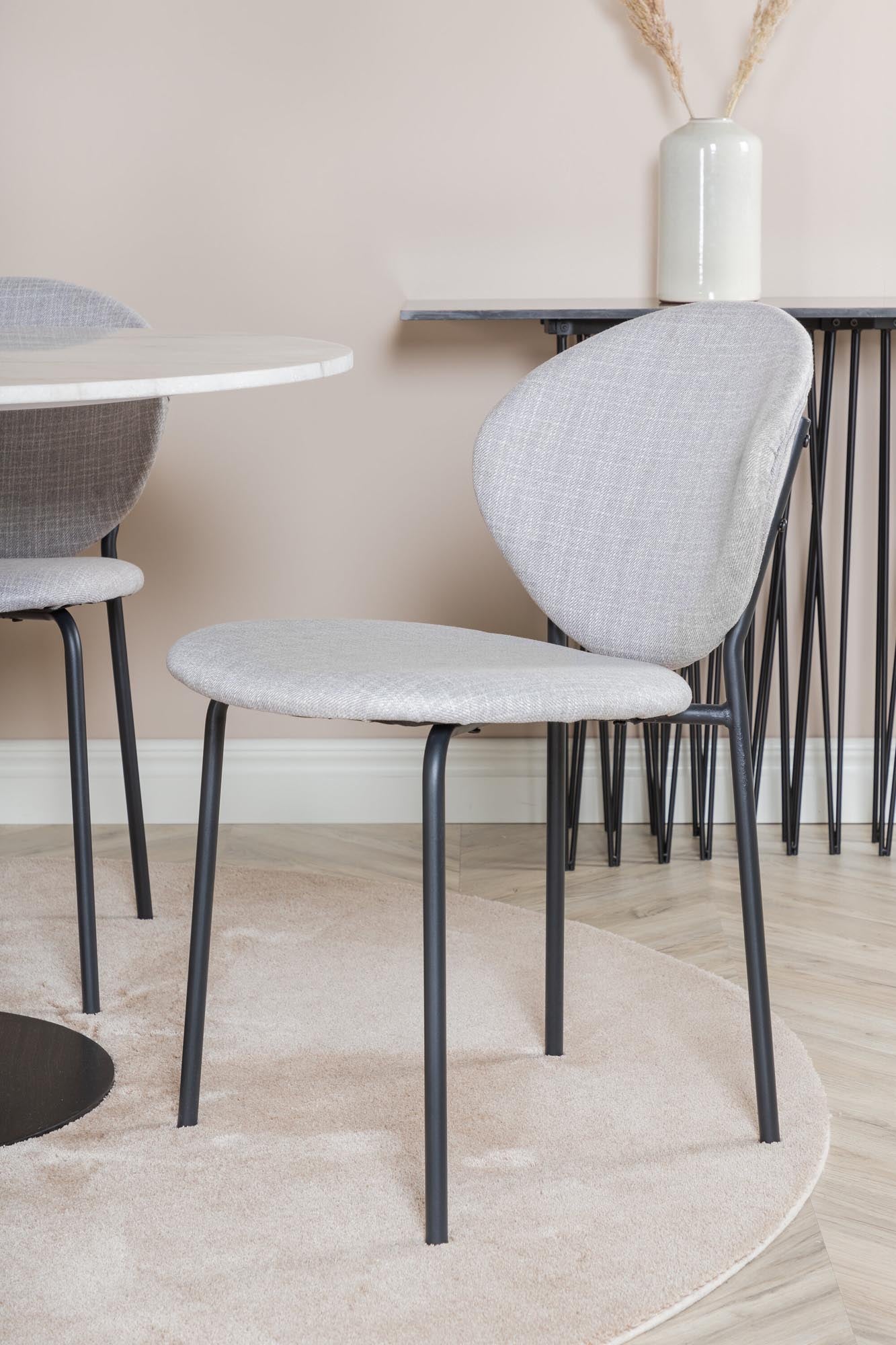 Entdecken Sie das Estelle Esszimmerset von Venture Home: Ein eleganter 106 cm Marmortisch und komfortable Vault Stühle für stilvolle Essensrunden.