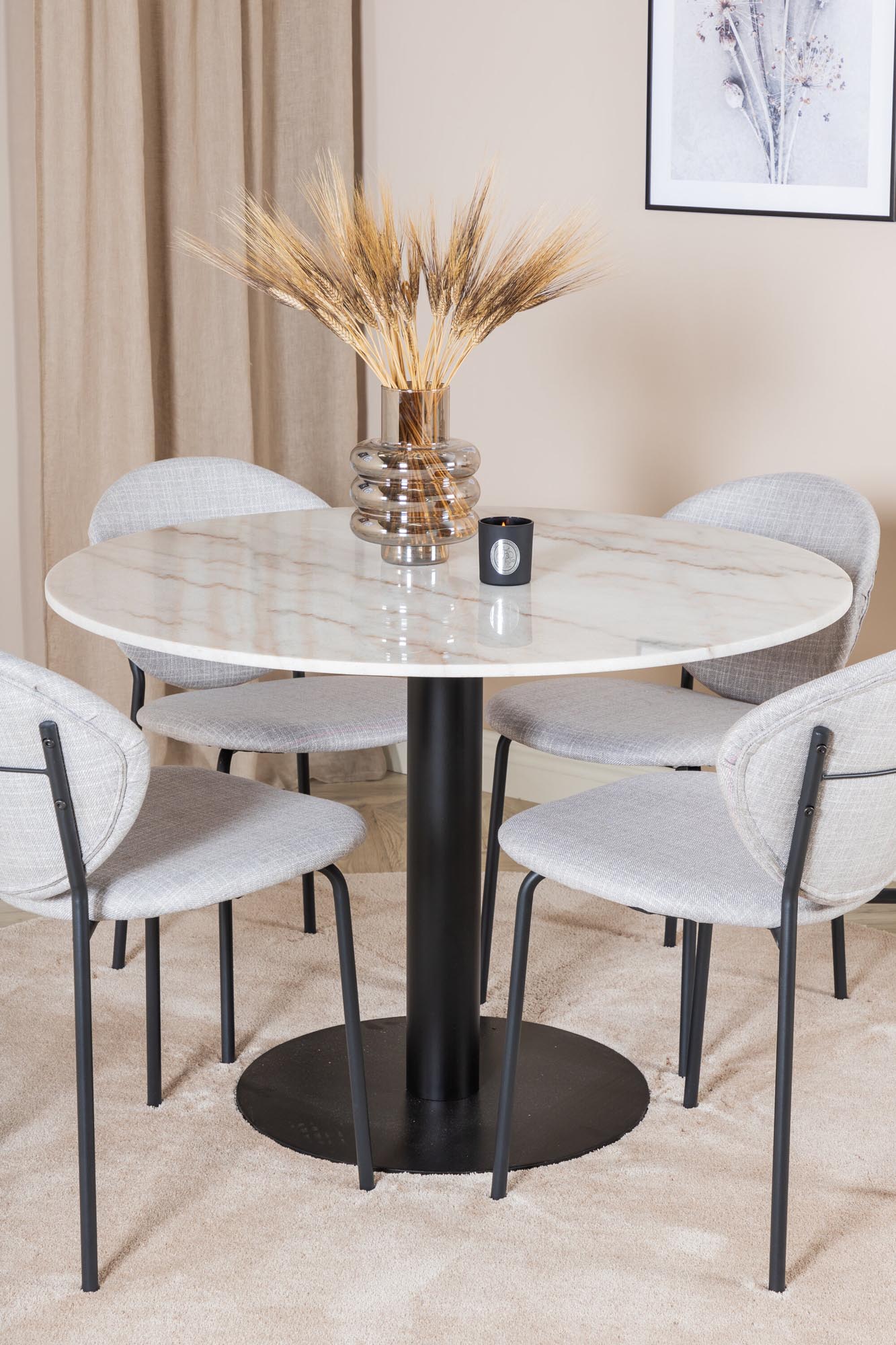 Erleben Sie das Estelle Esszimmerset von Venture Home: Ein stilvoller Marmortisch mit 106 cm Durchmesser und bequemen Vault Stühlen für unvergessliche Momente.
