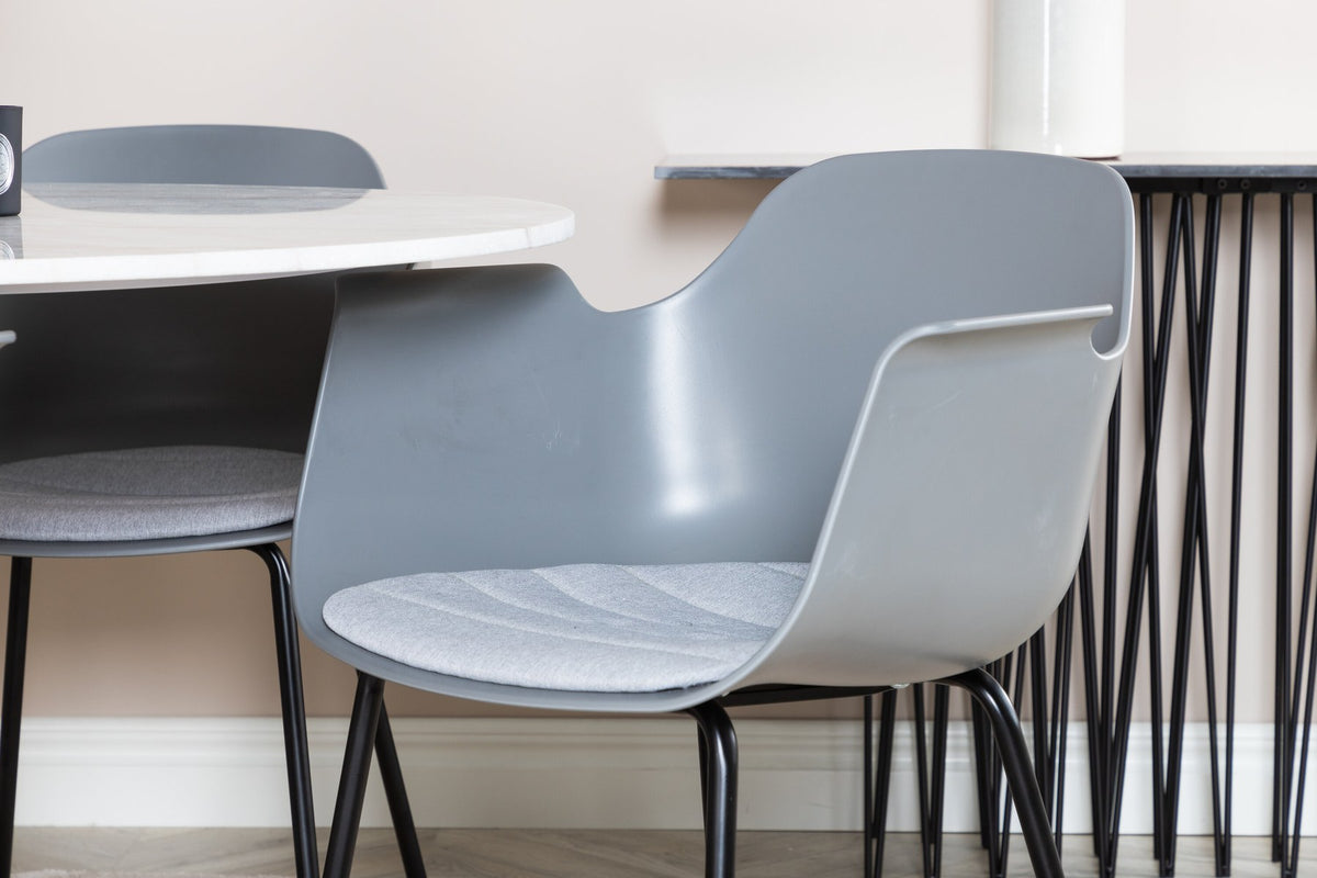 Bartischset Estelle mit weisser Marmor-Tischplatte auf Stahlgestell und schwarzen Comfort-Stühlen mit Polyesterbezug in Grau.