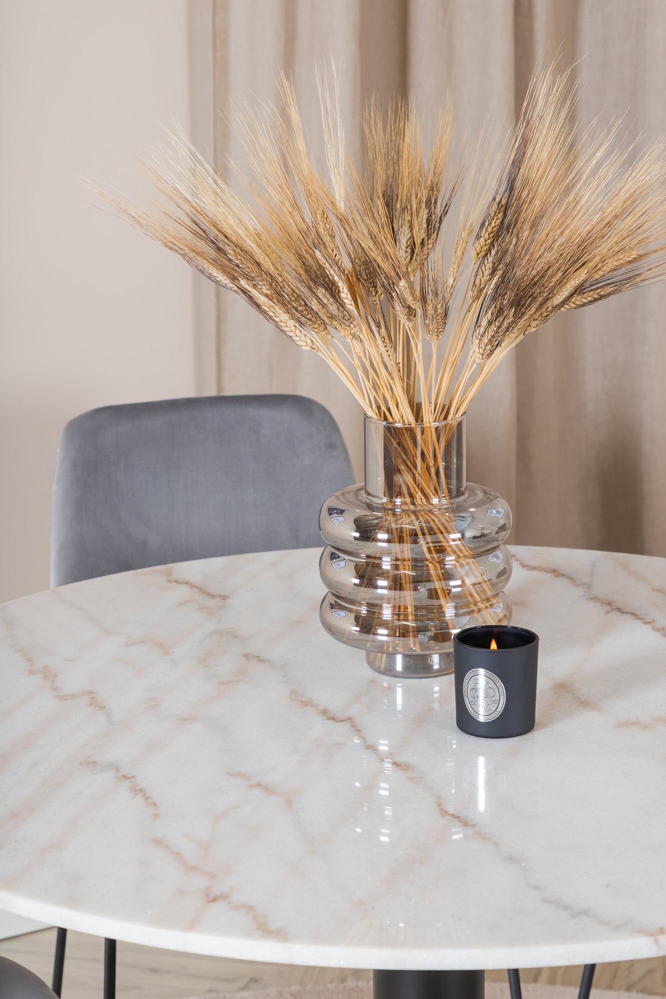 Elegantes Esszimmerset Estelle mit Muce Stühlen – ideal für gesellige Abende und stilvolle Essbereiche. Hochwertiger Samt und modernes Design.