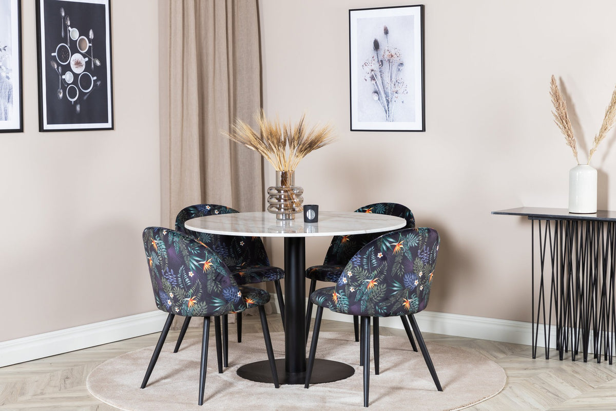 Esszimmertisch Estelle mit weisser Marmorplatte und Stahlgestell, dazu Samtstühle der Velvet-Serie mit schwarz pulverbeschichtetem Gestell