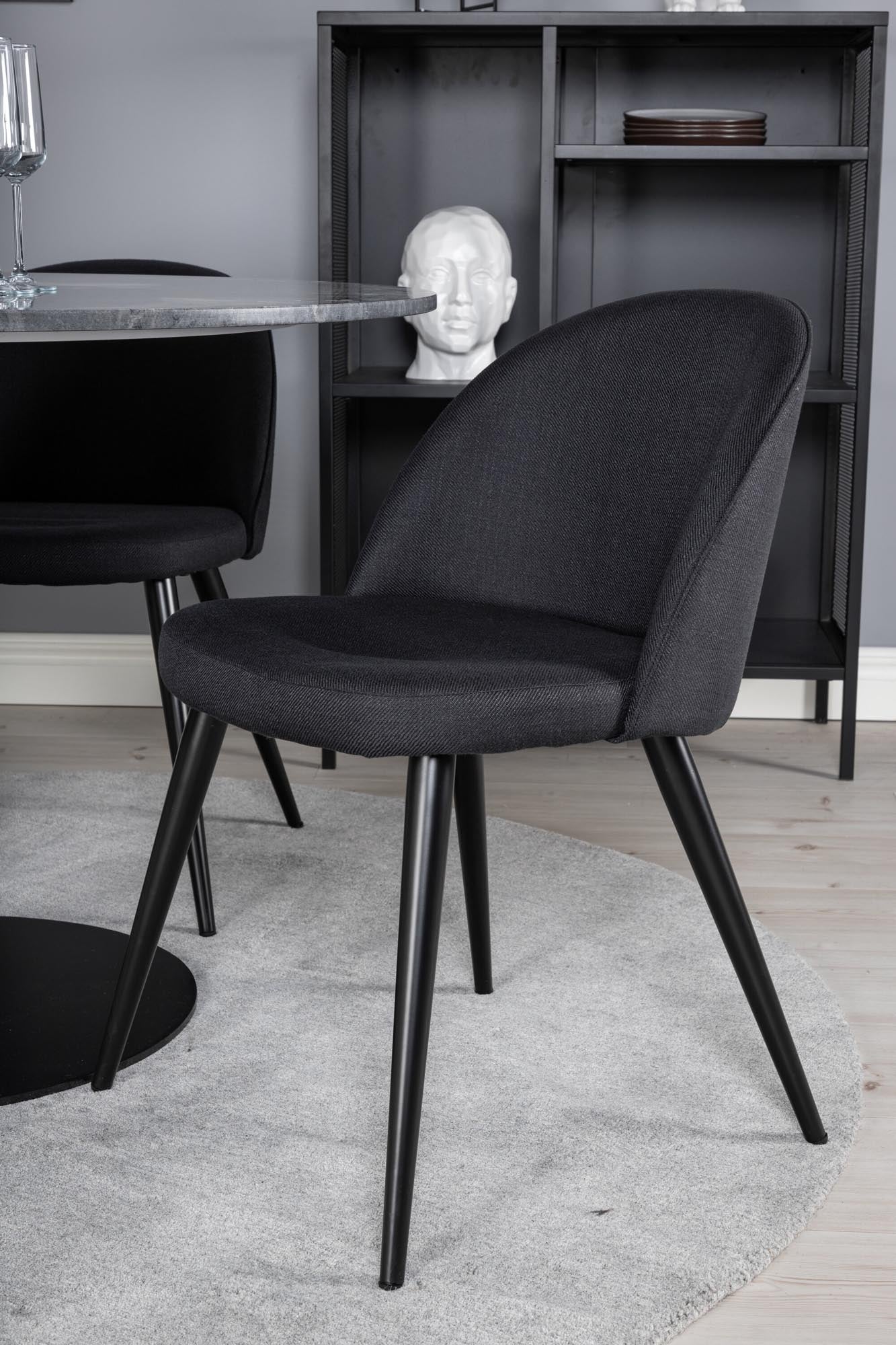 Elegantes Esszimmerset Estelle von Venture Home: runder Marmortisch und komfortable Velvet-Stühle für stilvolle Essbereiche.