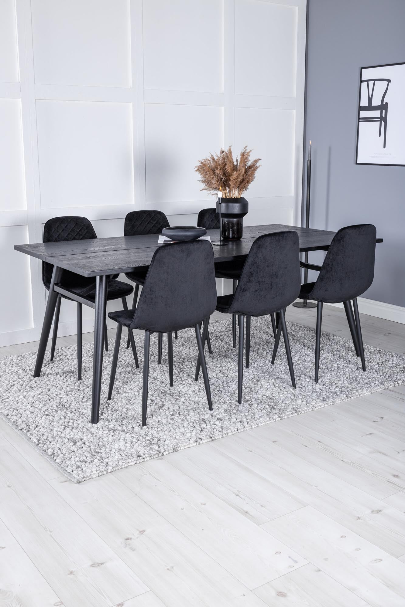 Stilvolles, ausziehbares Esszimmerset von Venture Home, ideal für gesellige Abende. Platz für 6 Personen, kombiniert mit luxuriösen Samtstühlen.