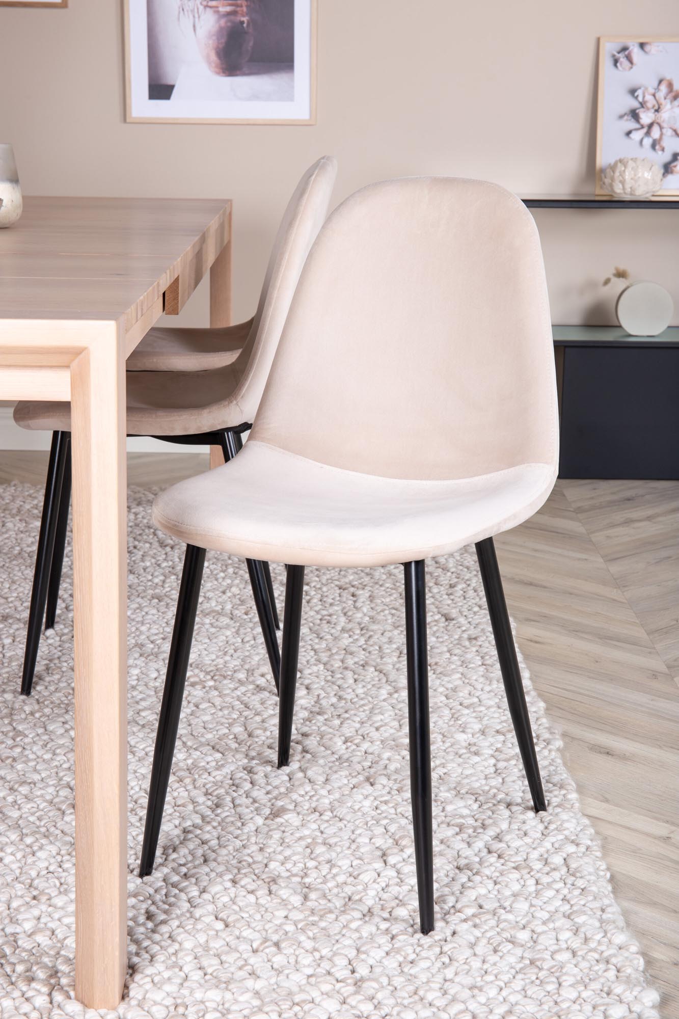 Stilvolles, ausziehbares Esszimmerset Slider von Venture Home mit 170 cm Tisch und 6 luxuriösen Samtstühlen Polar für unvergessliche Essmomente.