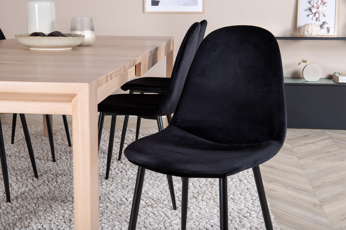 Esszimmerset aus Eiche mit weiss lasierter, rechteckiger Tischplatte und zwei schwarzen Stühlen mit pulverbeschichtetem Gestell von Venture Home