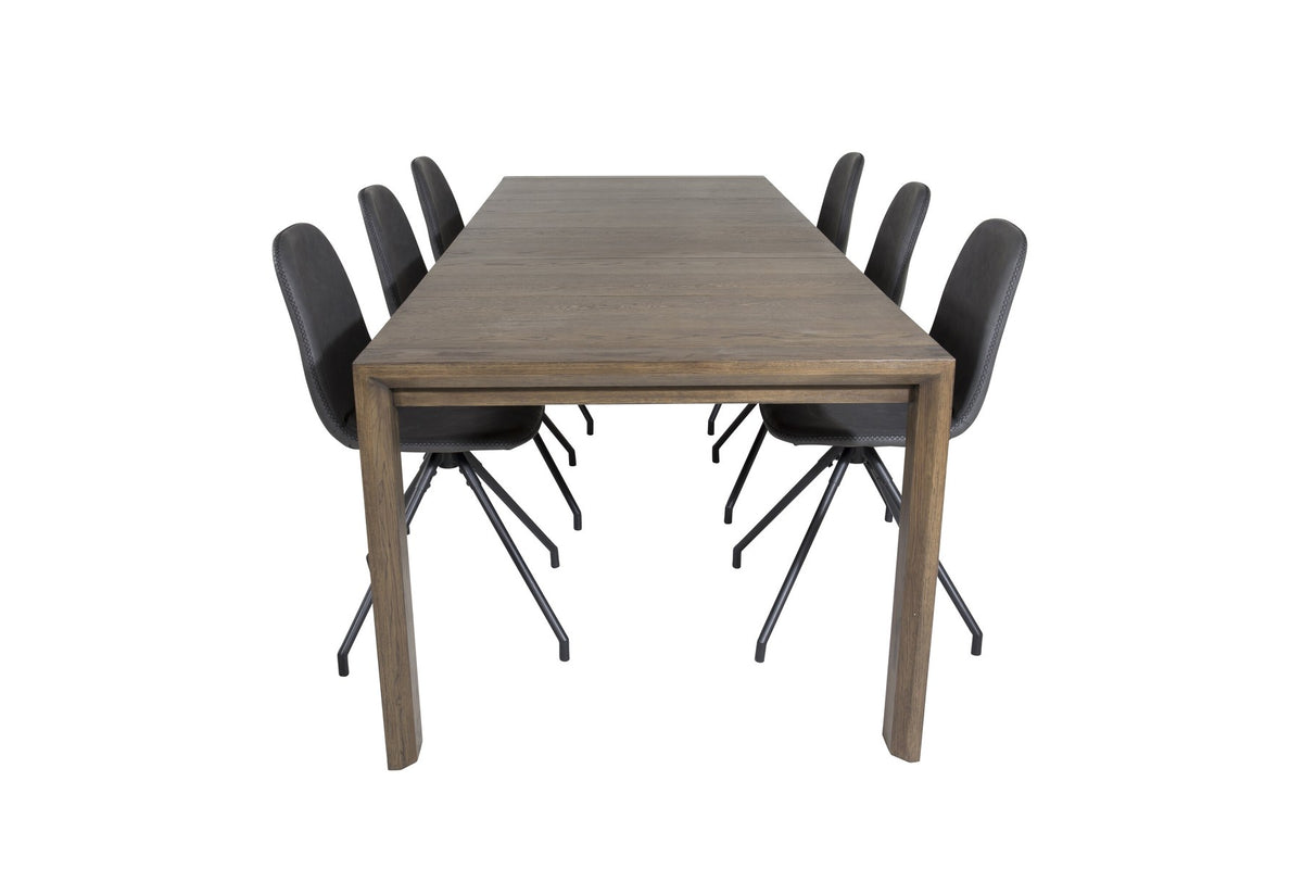 Rechteckiger Esstisch aus Eiche in Natur mit ausziehbarer Platte, dazu zwei schwarze Esszimmerstühle mit gepolsterter Sitzfläche von Venture Home.