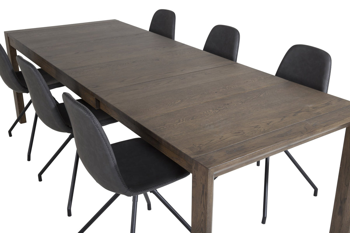 Rechteckiger Esstisch aus Eiche in Natur mit ausziehbarer Platte, dazu zwei schwarze Esszimmerstühle mit gepolsterter Sitzfläche von Venture Home.