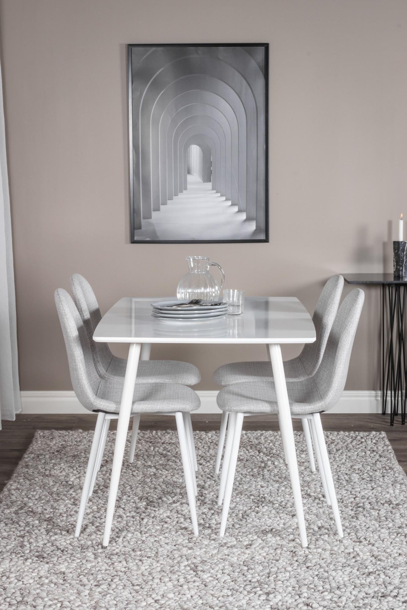 Entdecken Sie das elegante Polar Esszimmerset von Venture Home: Ein 120 cm großer Tisch und 4 ergonomische Stühle aus strapazierfähigem Polyester für stilvolle Esszimmer.