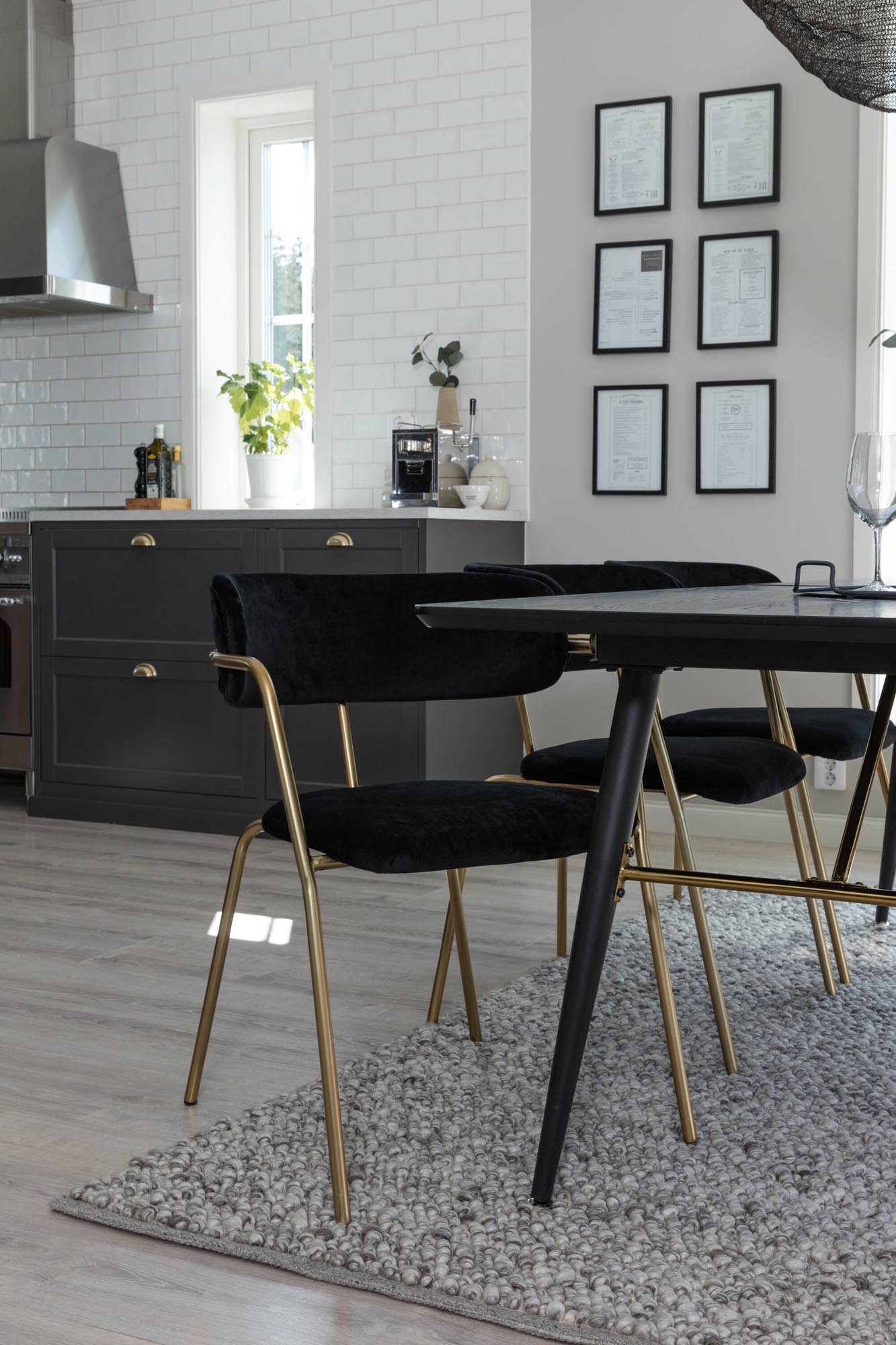 Gold Esszimmerset ausziehbar + Arrow 180cm/6St. in Schwarz / Gold präsentiert im Onlineshop von KAQTU Design AG. Esszimmerset ist von Venture Home