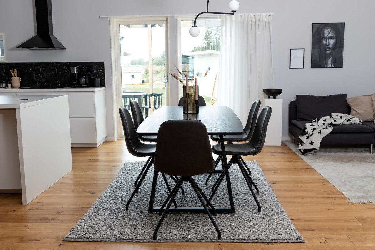 Schwarzes Inca Esszimmerset von Venture Home: ausziehbarer Tisch aus MDF, Sperrholz und Stahl mit sechs passenden Stühlen der Serie Polar